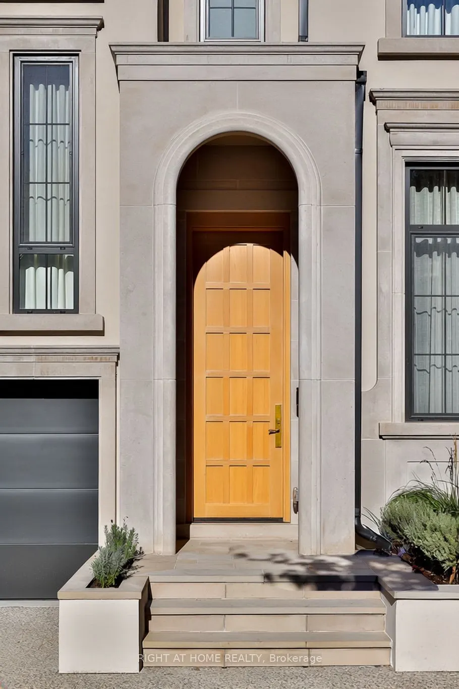 127 Yonge Boulevard