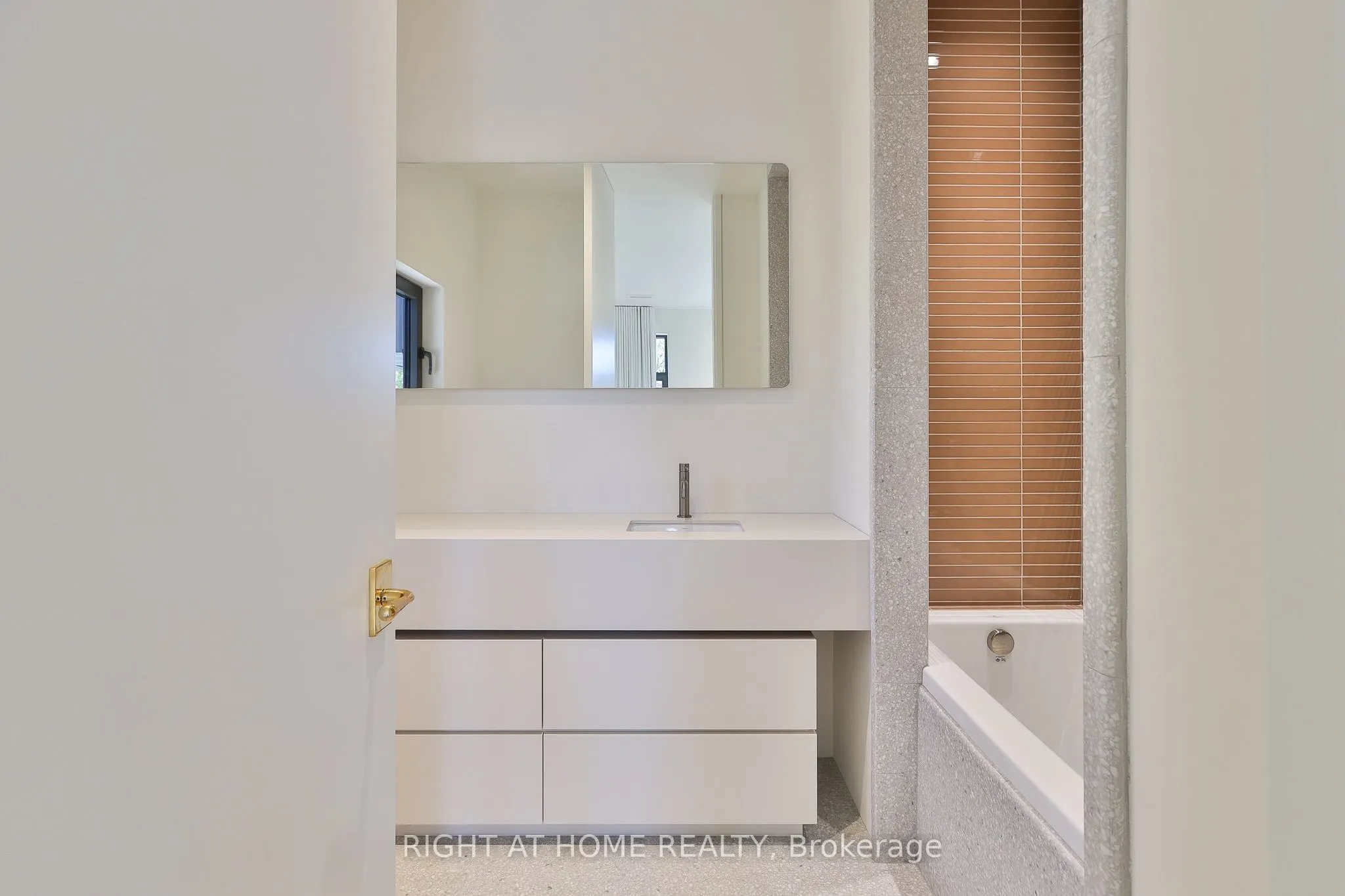 127 Yonge Boulevard