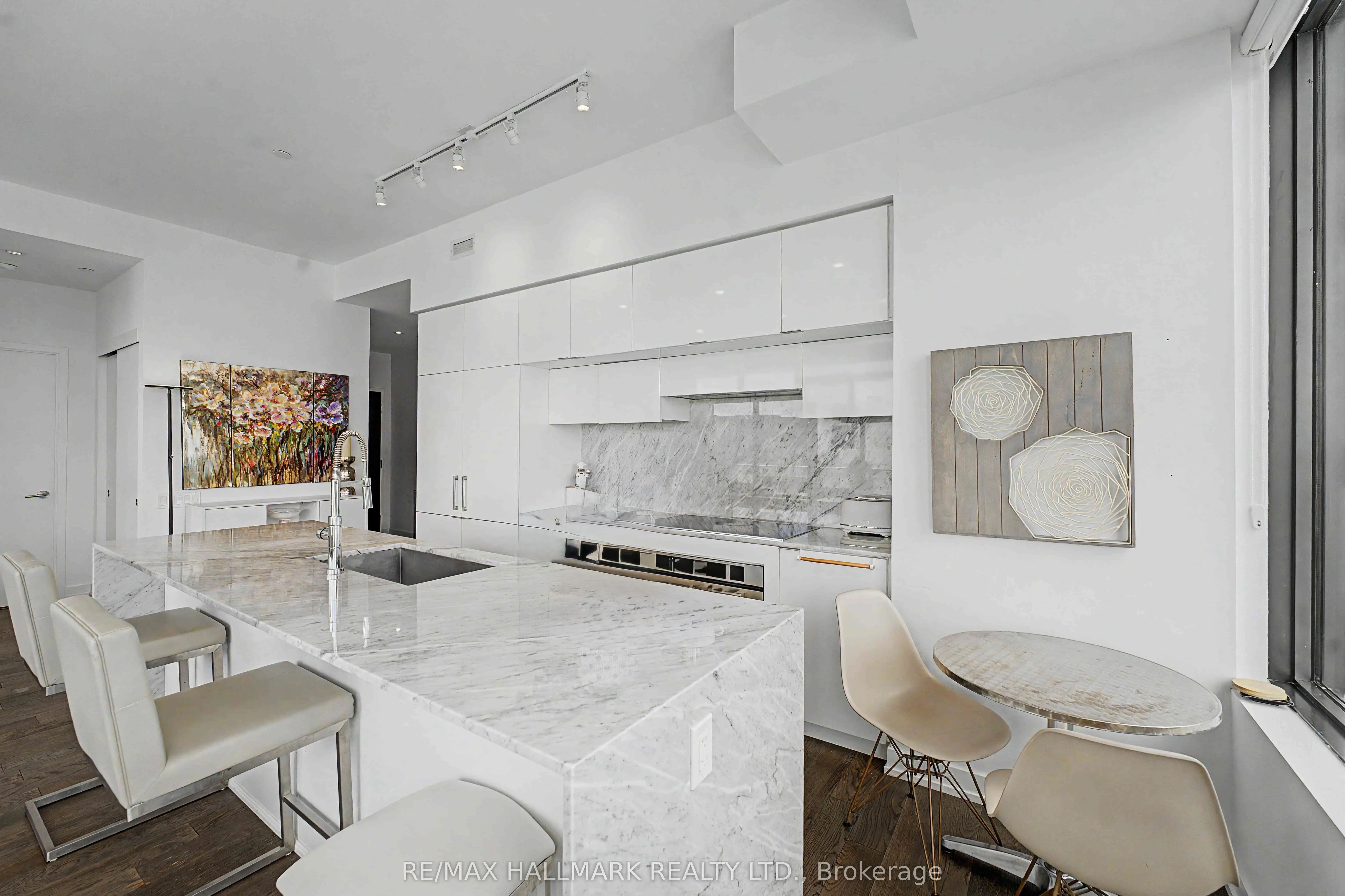 185 Roehampton Avenue #PH2
