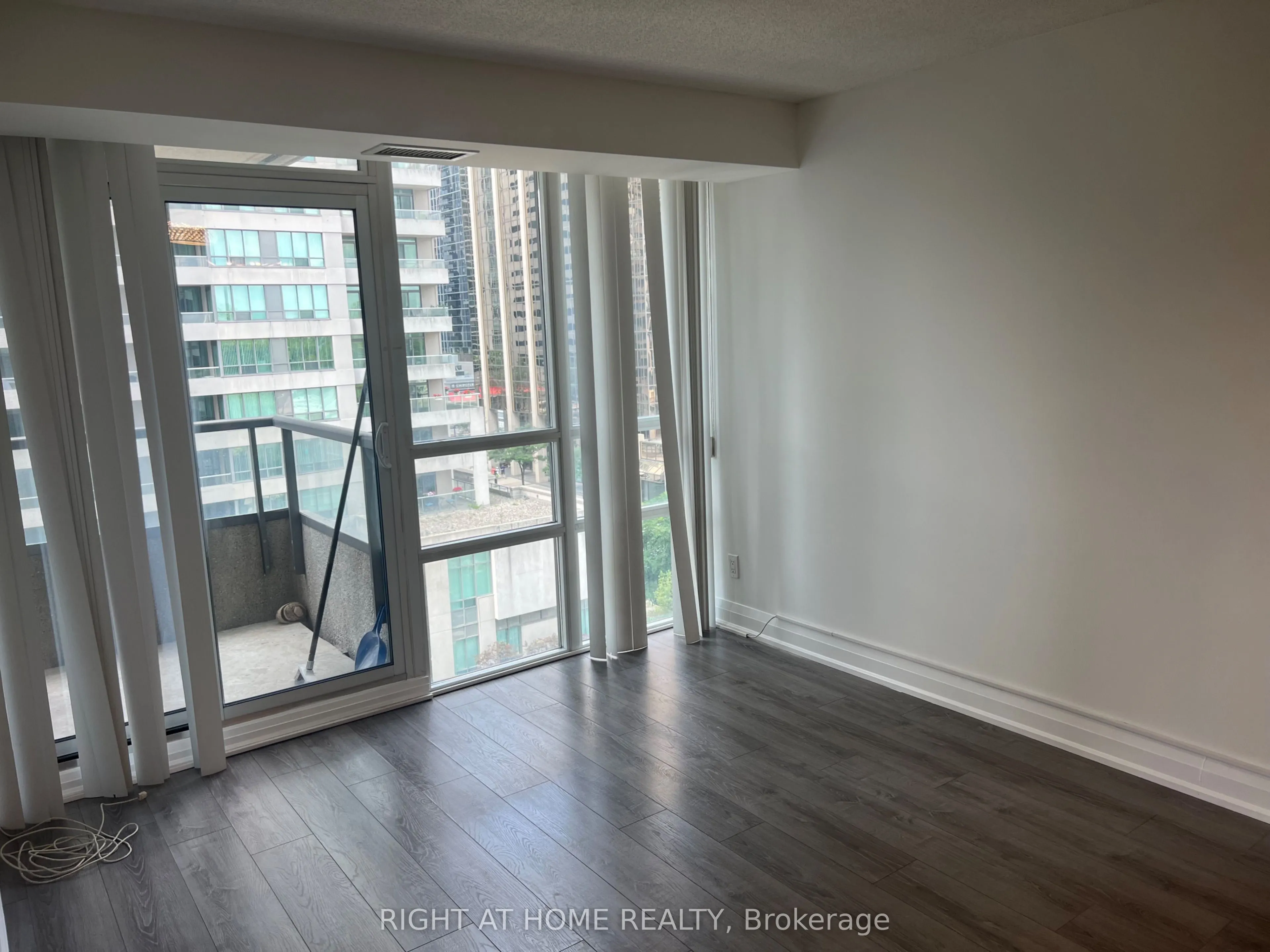 35 Hollywood Avenue #817