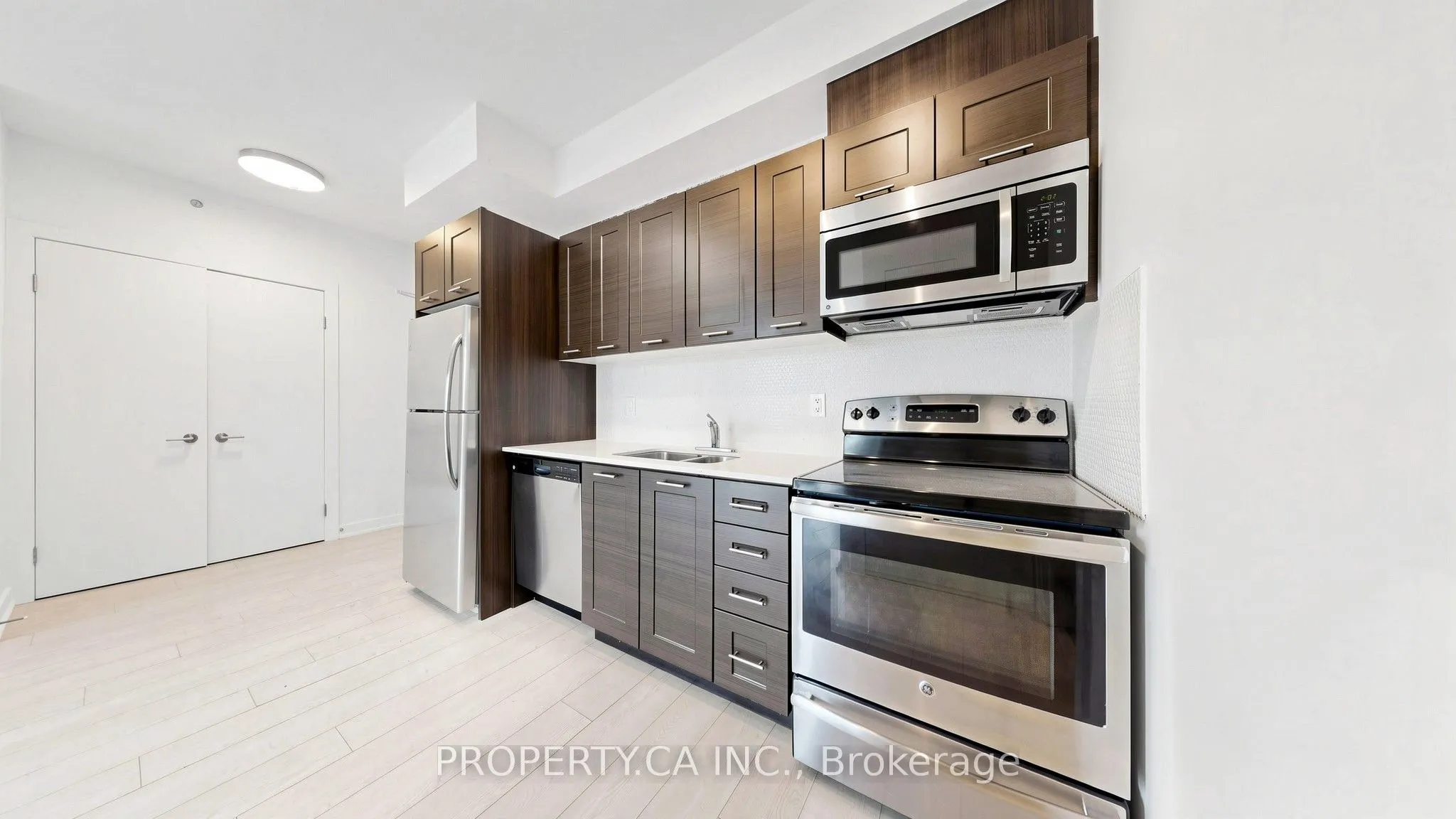 20 Bruyeres Mews #1202