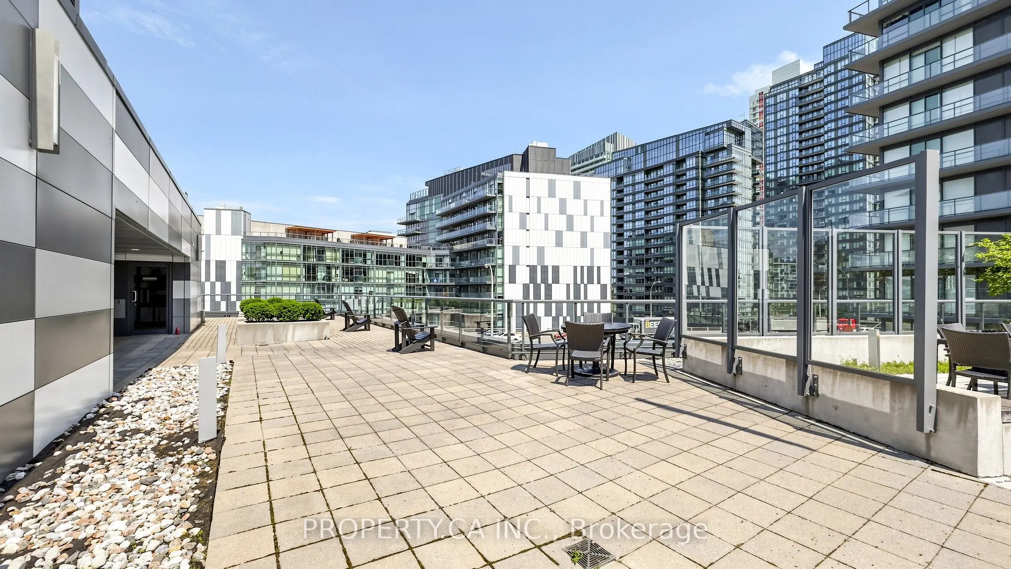 20 Bruyeres Mews #1202