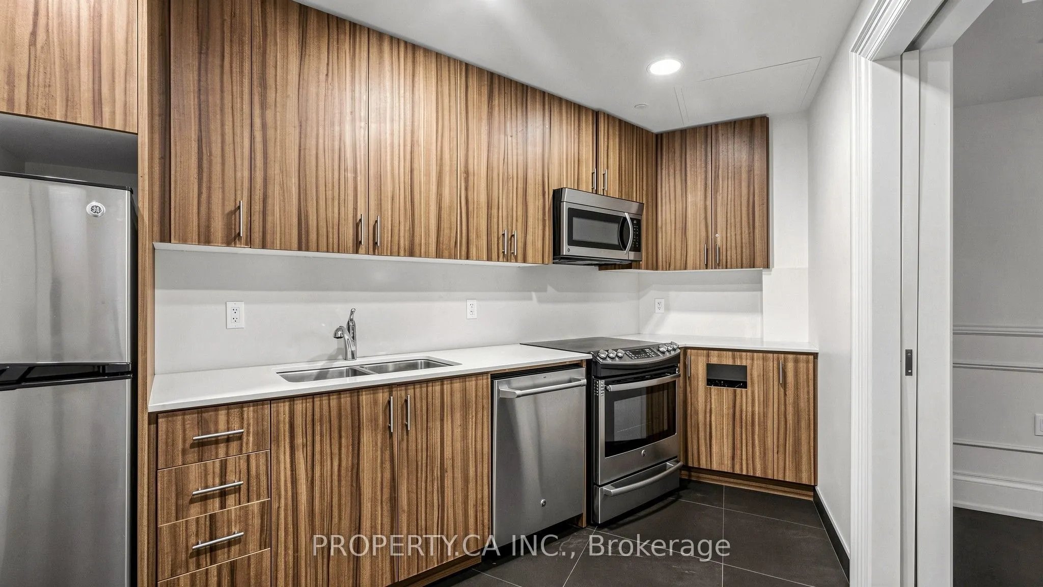 20 Bruyeres Mews #1202