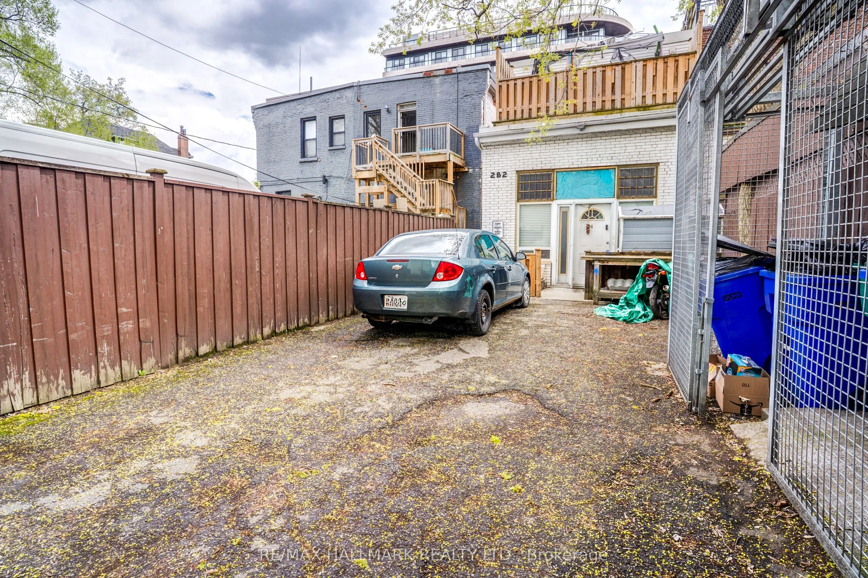 282 Avenue Road