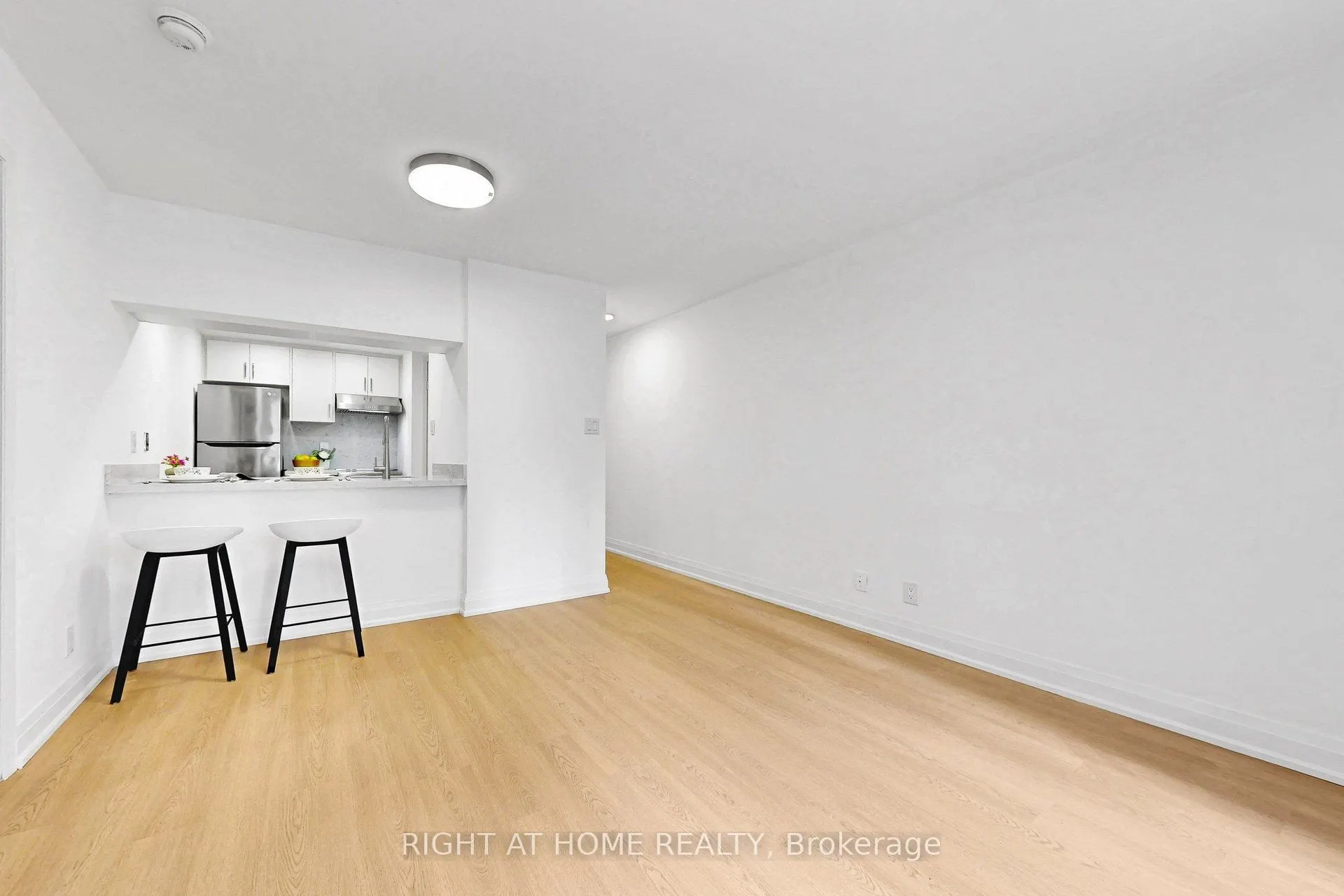 44 Gerrard Street W #909
