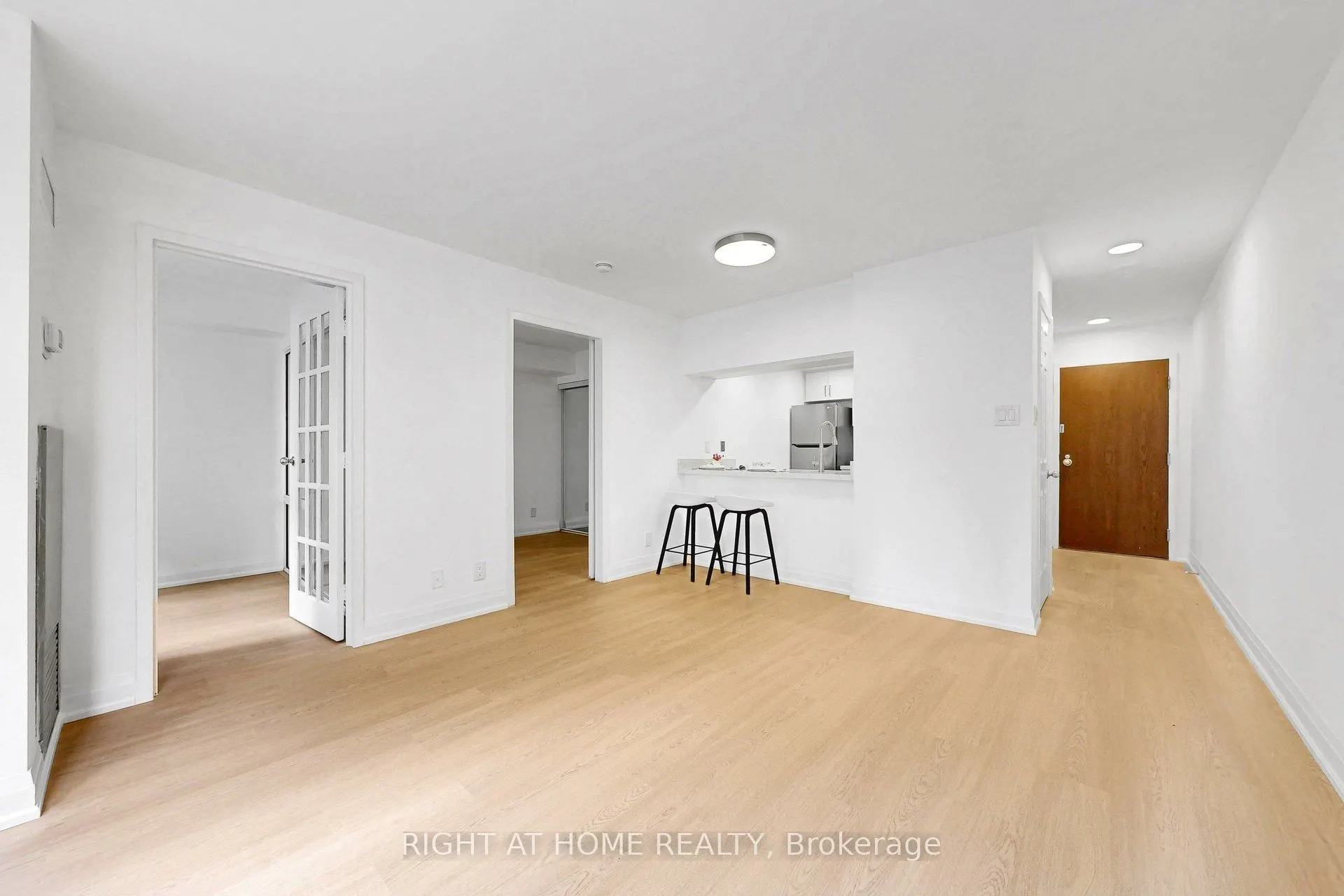 44 Gerrard Street W #909