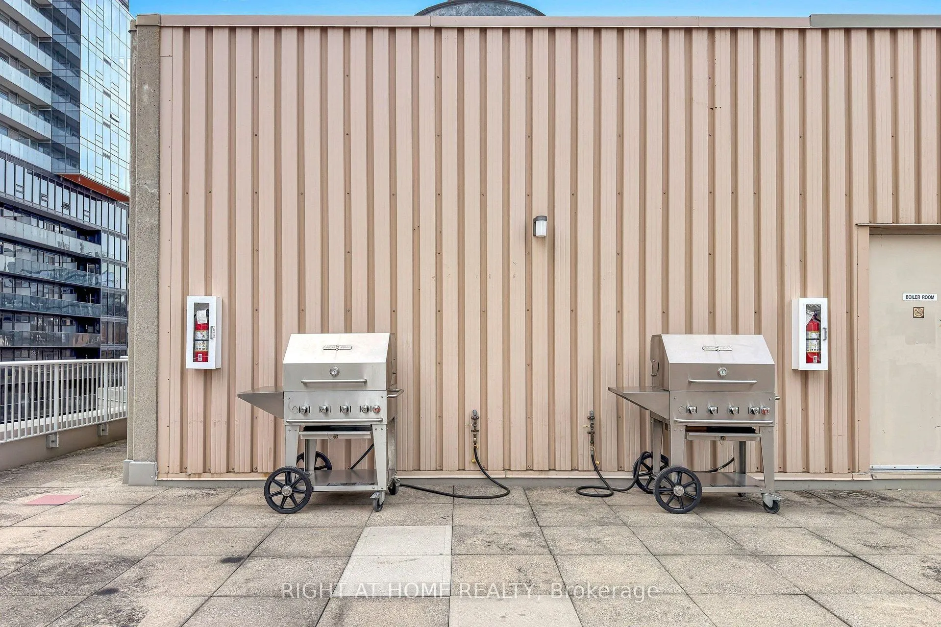 44 Gerrard Street W #909