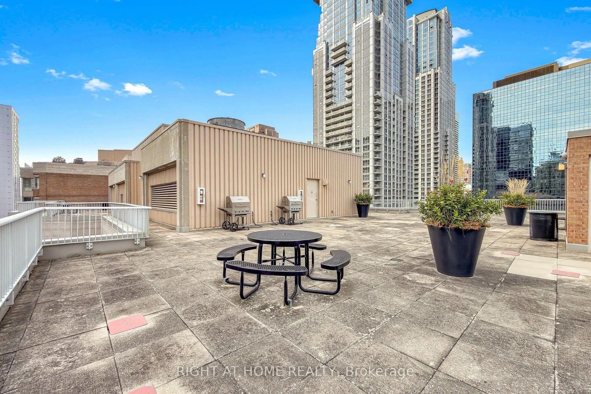 44 Gerrard Street W #909