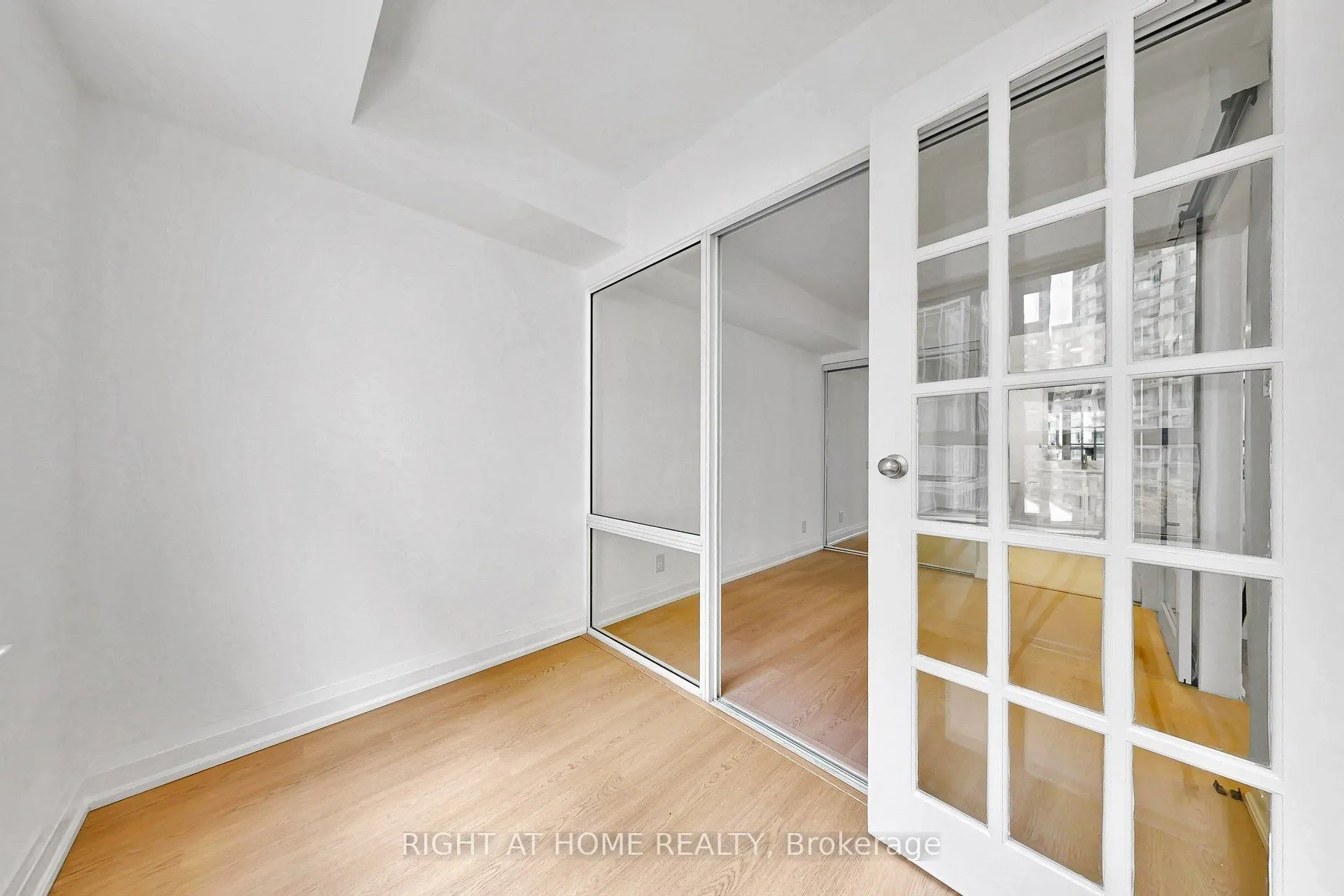 44 Gerrard Street W #909