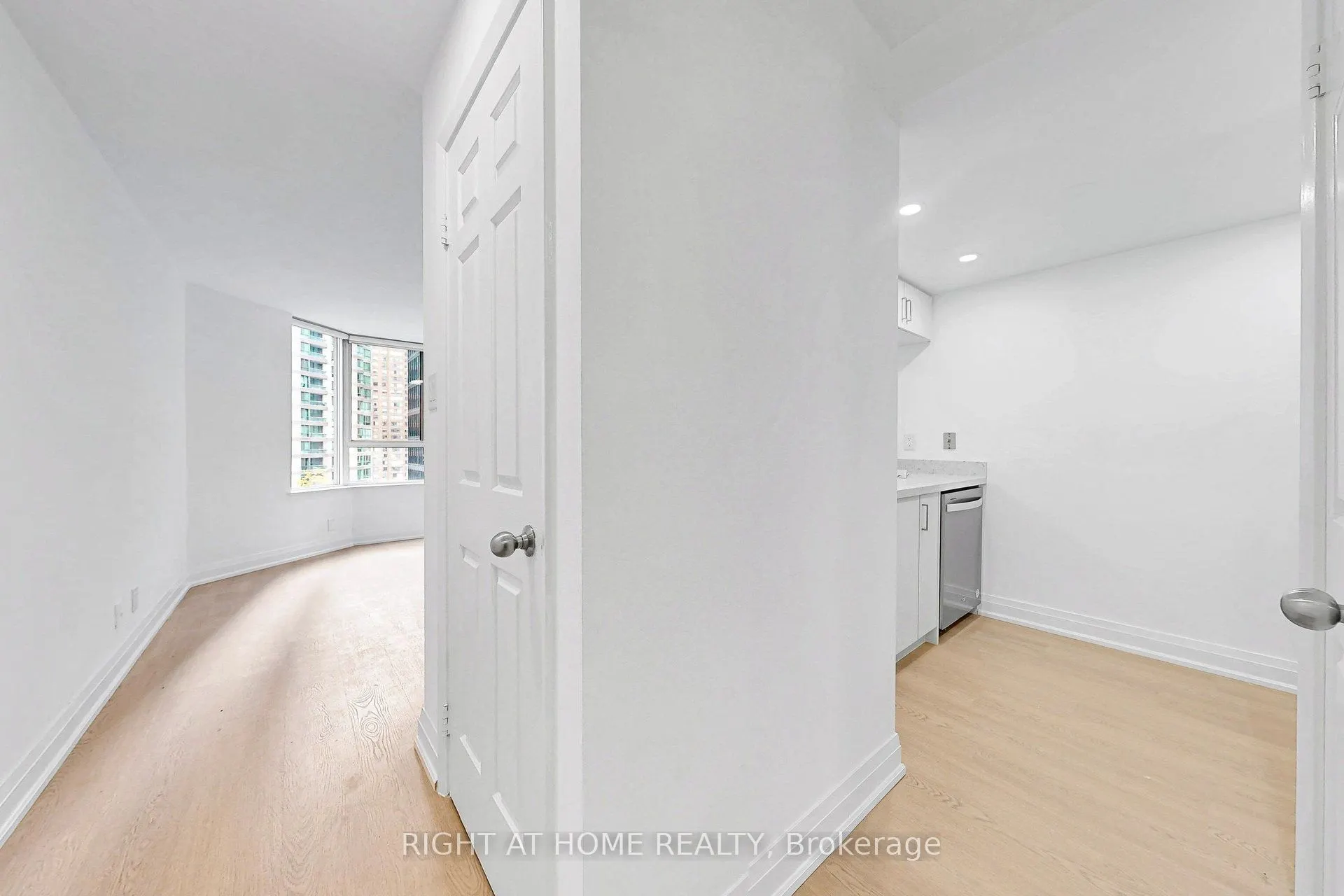 44 Gerrard Street W #909