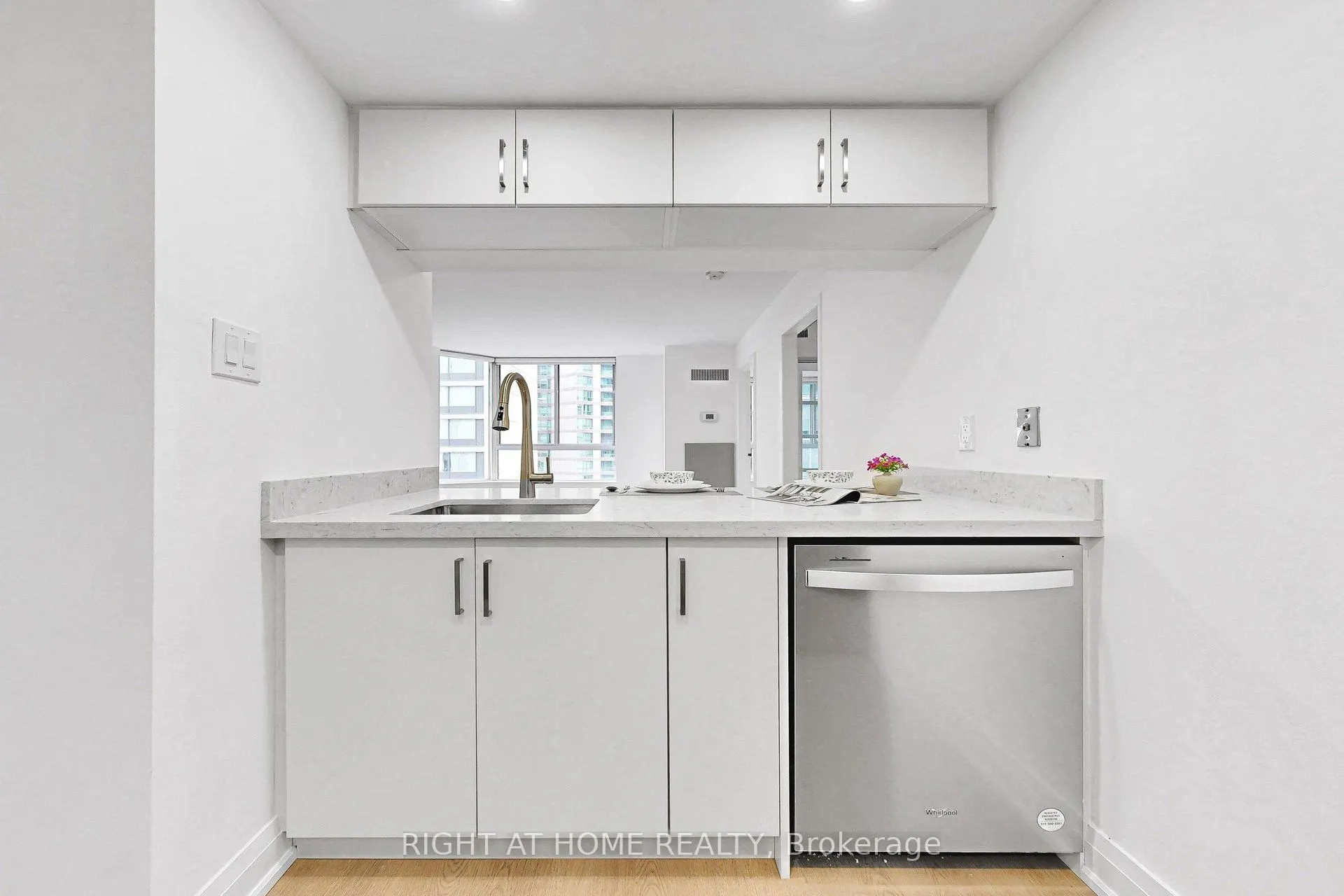 44 Gerrard Street W #909