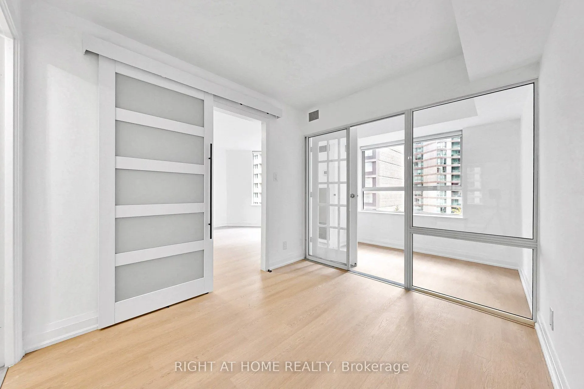 44 Gerrard Street W #909