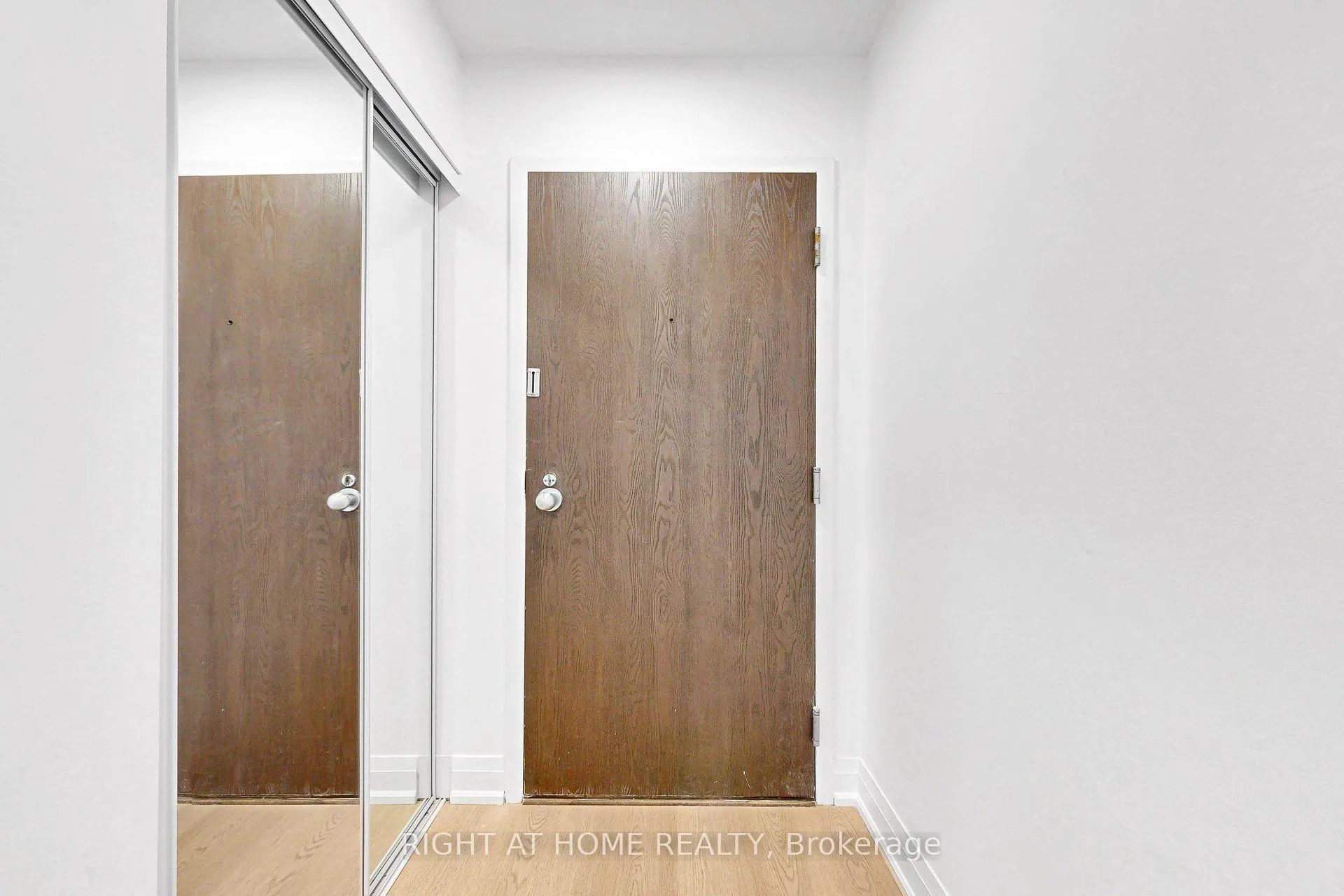 44 Gerrard Street W #909