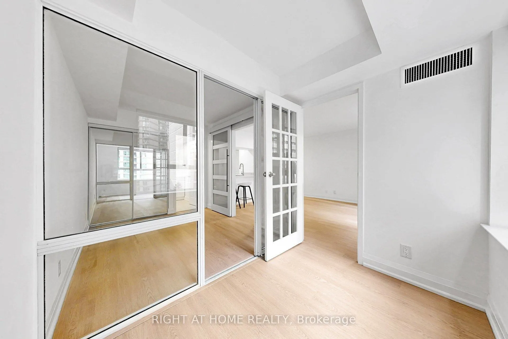 44 Gerrard Street W #909