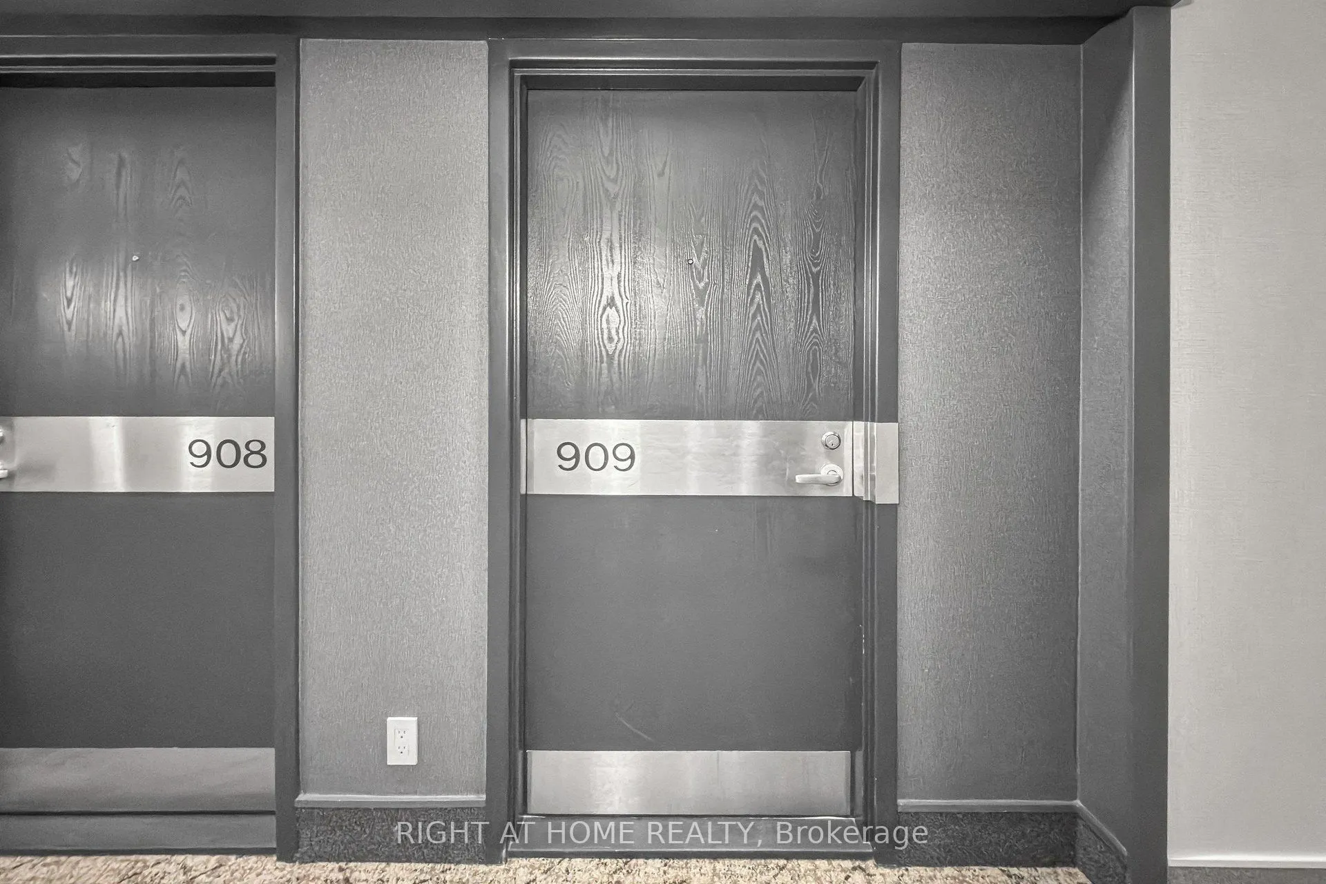 44 Gerrard Street W #909