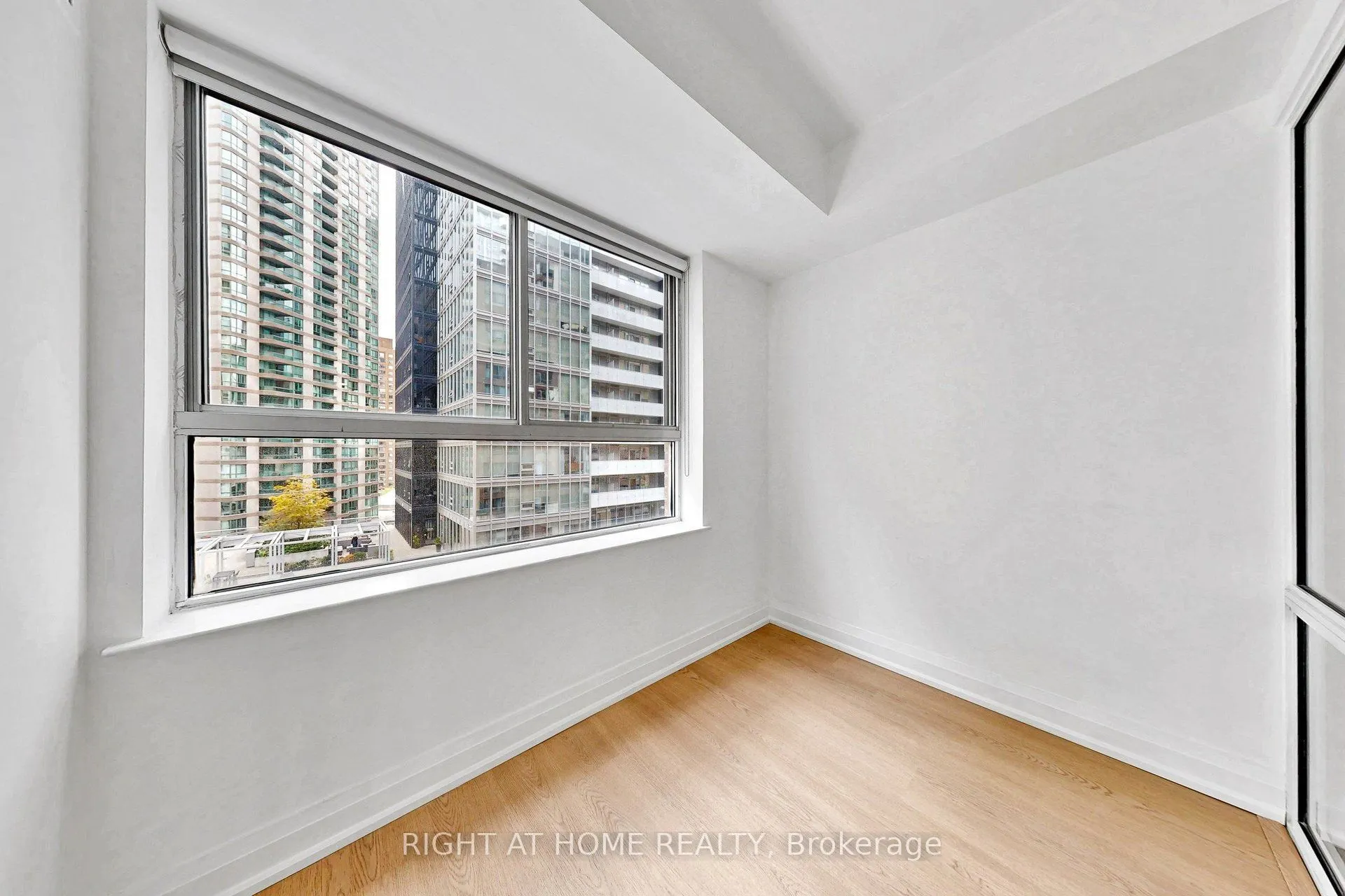 44 Gerrard Street W #909