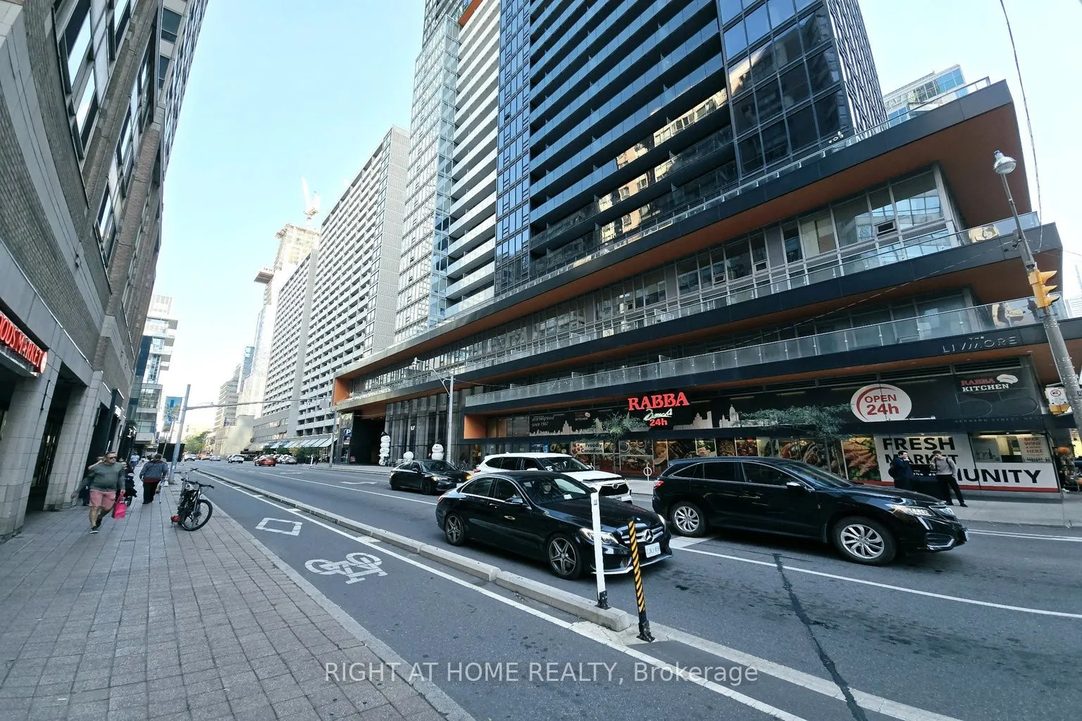 44 Gerrard Street W #909