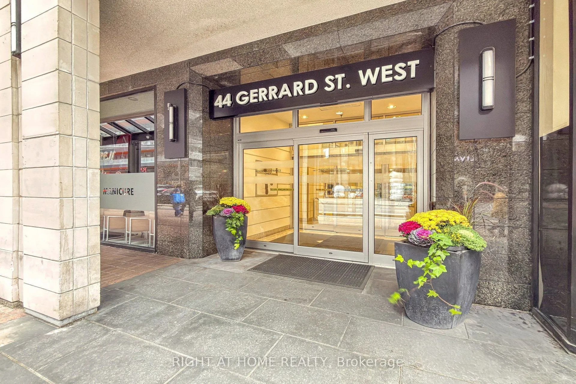 44 Gerrard Street W #909