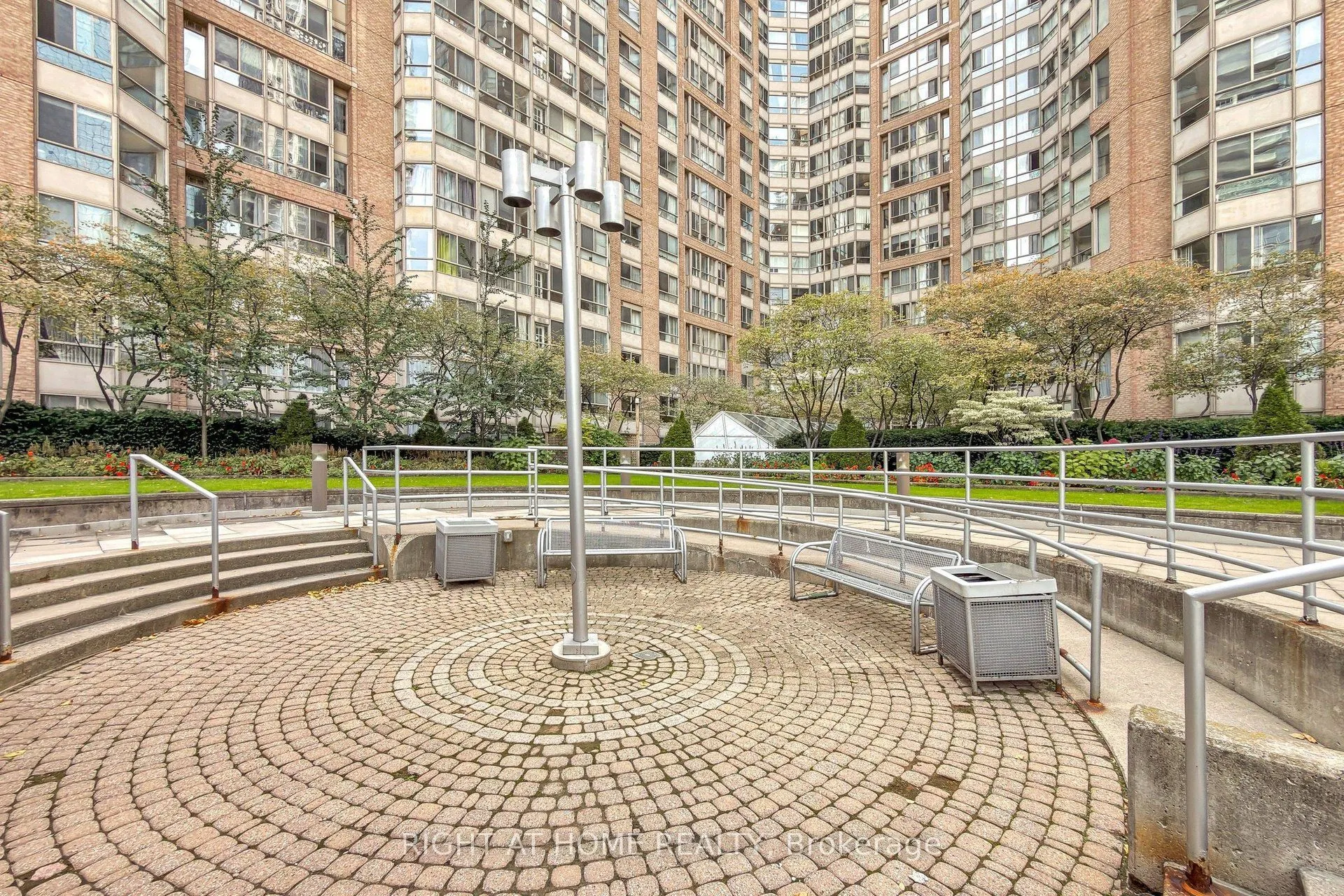44 Gerrard Street W #909