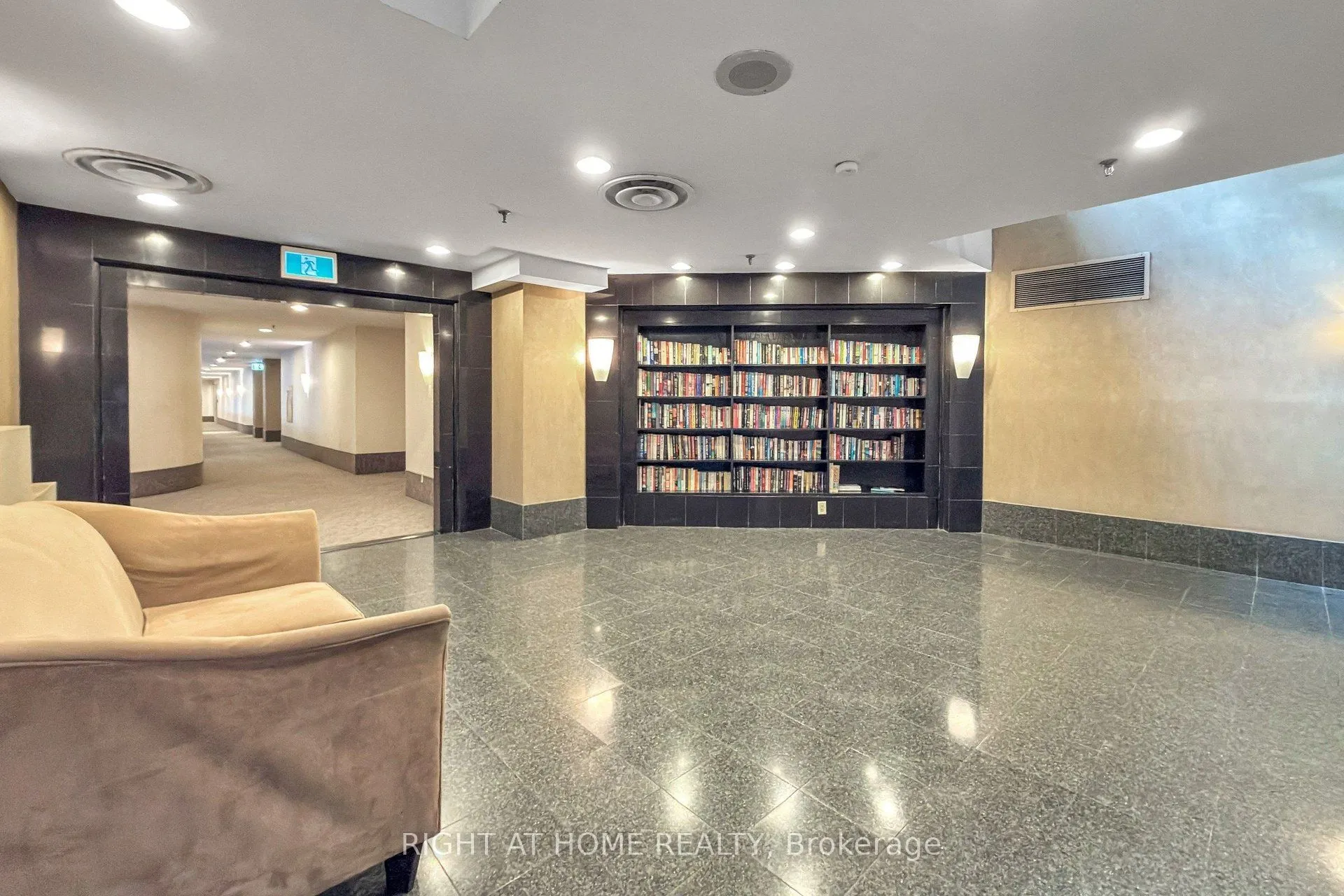 44 Gerrard Street W #909