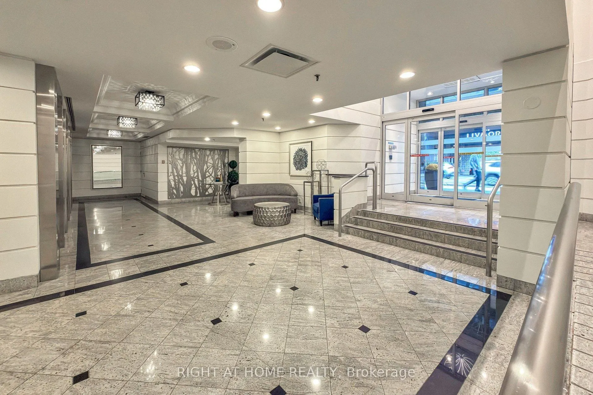 44 Gerrard Street W #909