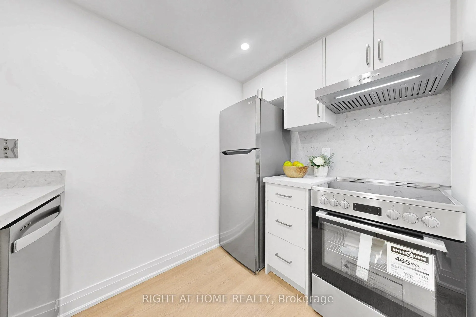 44 Gerrard Street W #909