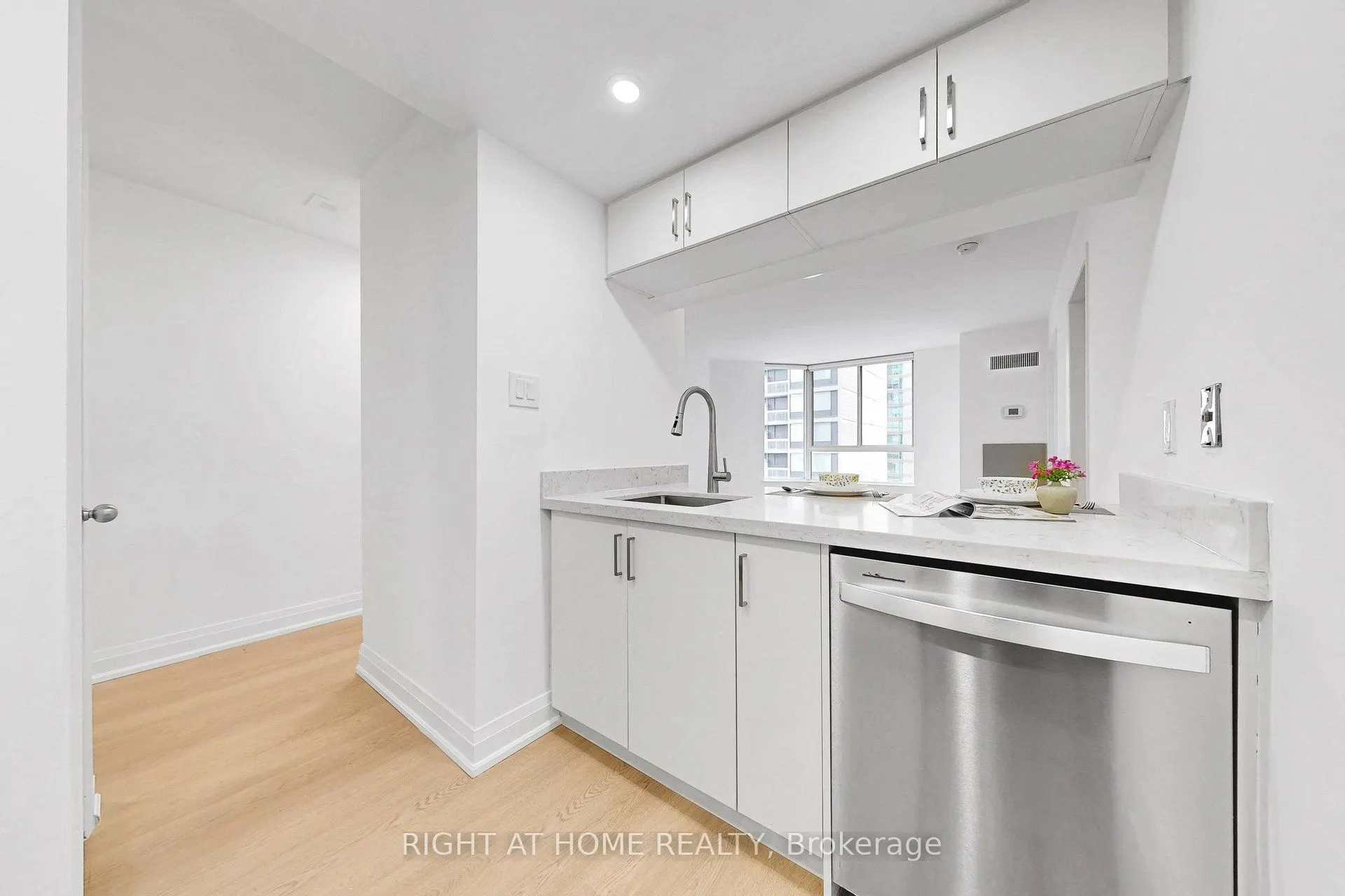 44 Gerrard Street W #909