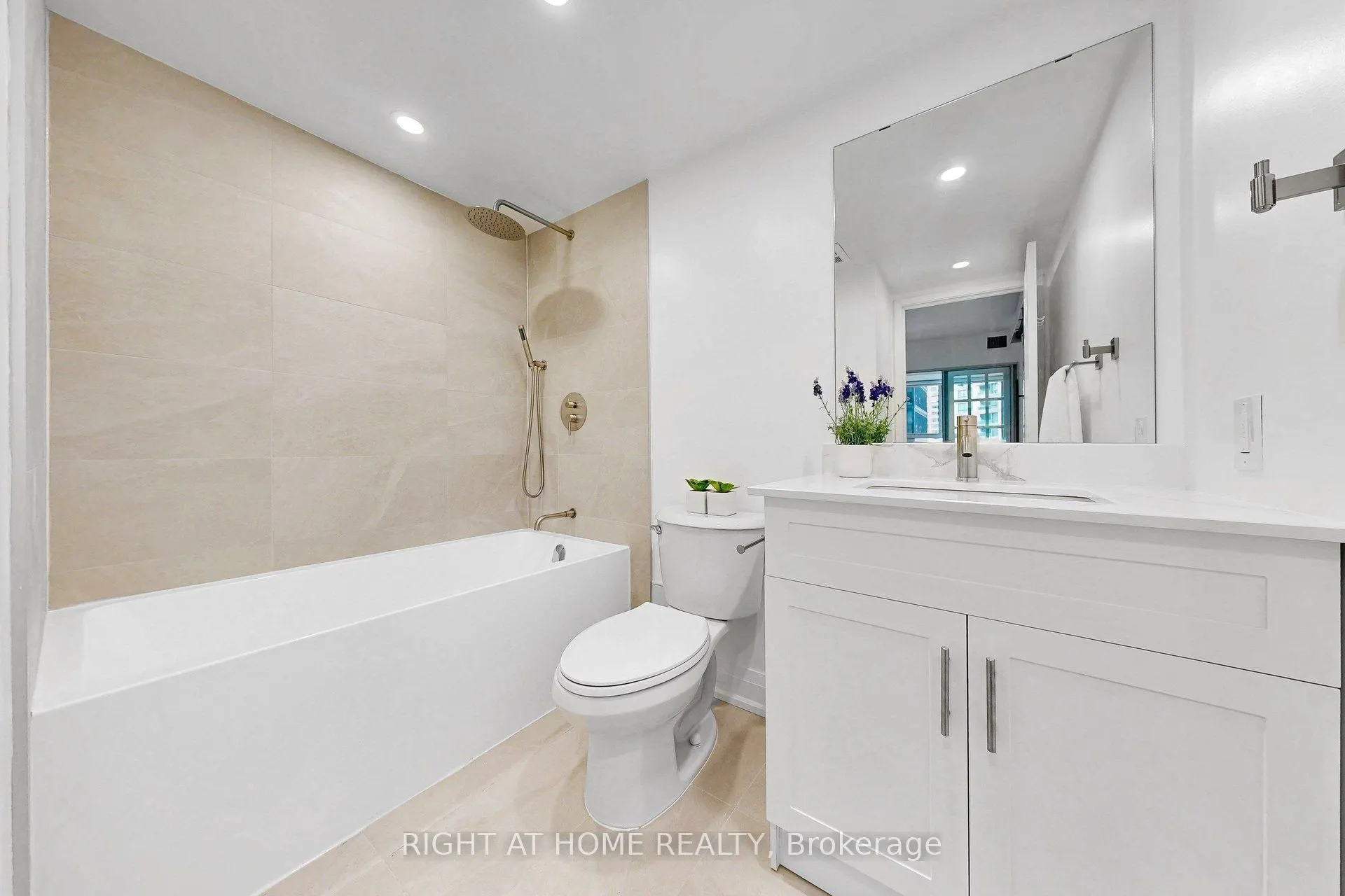 44 Gerrard Street W #909