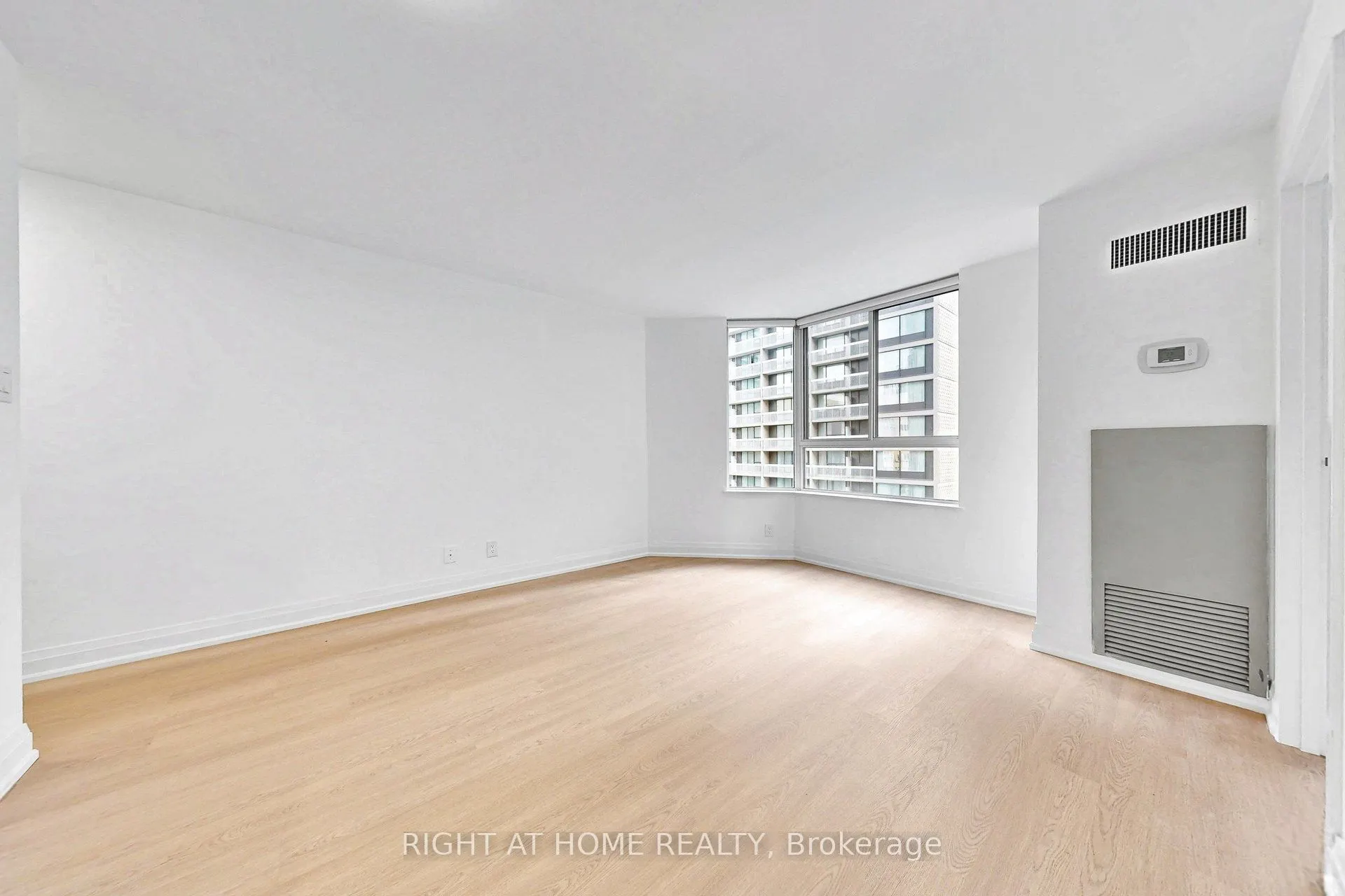 44 Gerrard Street W #909
