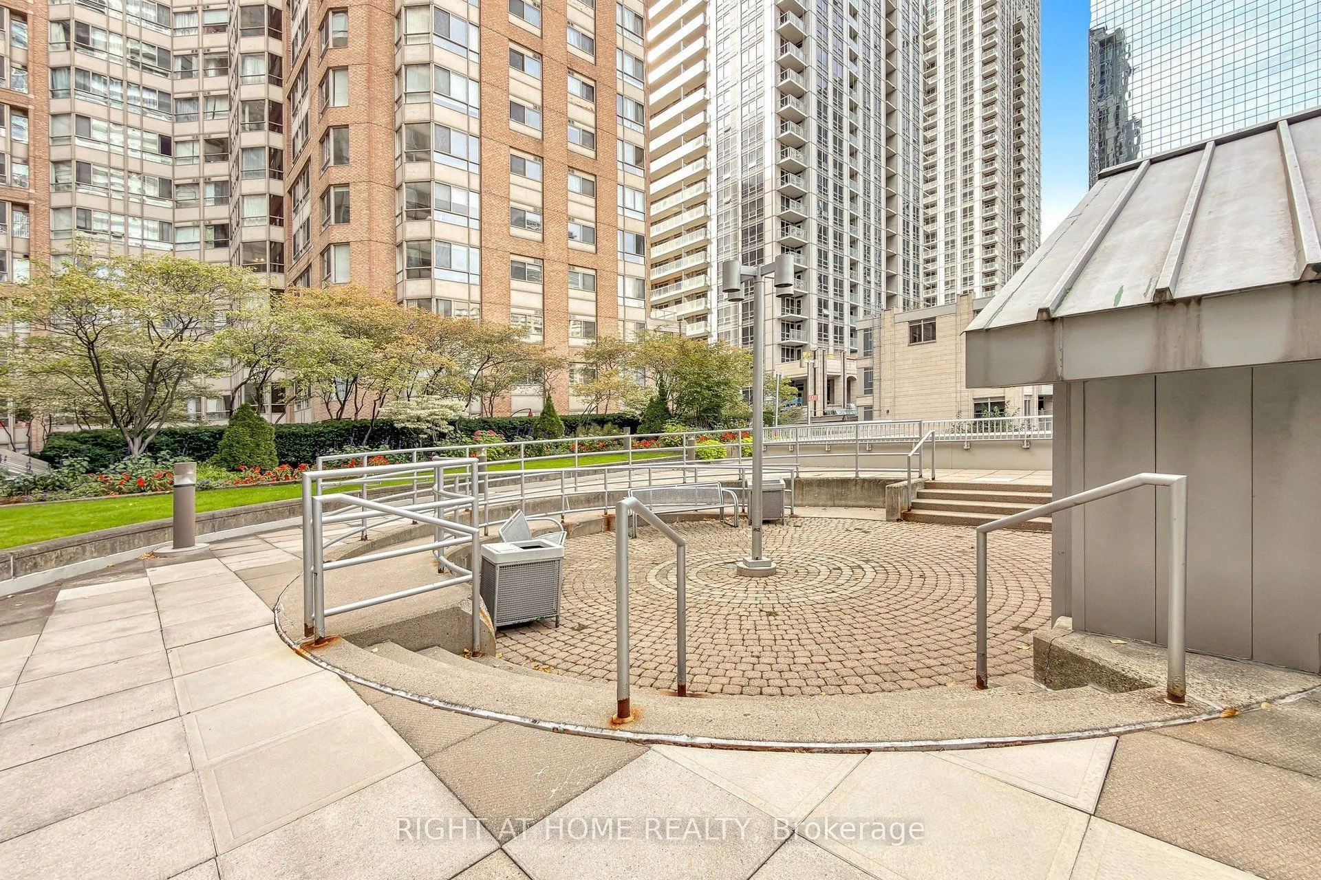 44 Gerrard Street W #909