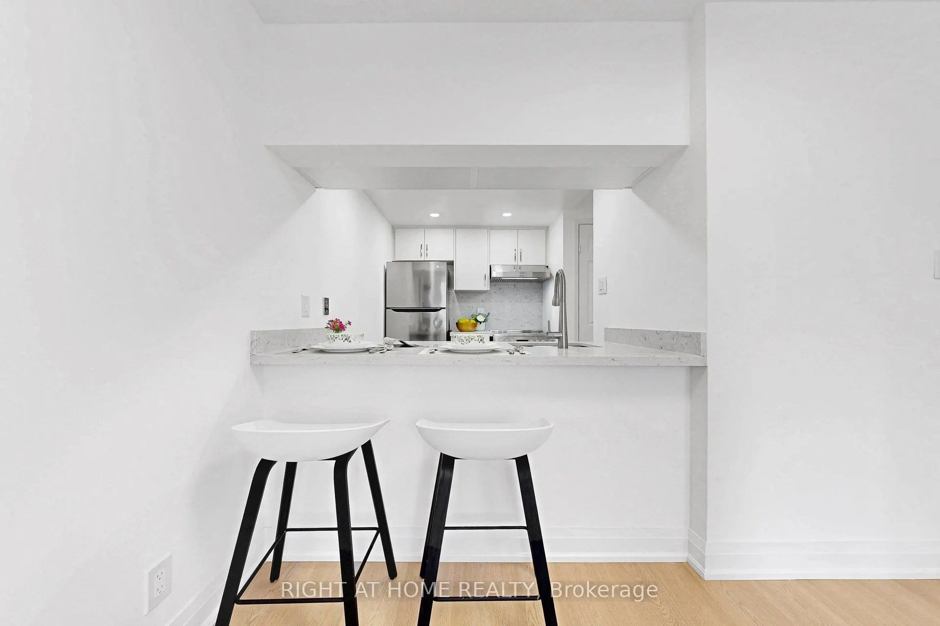 44 Gerrard Street W #909
