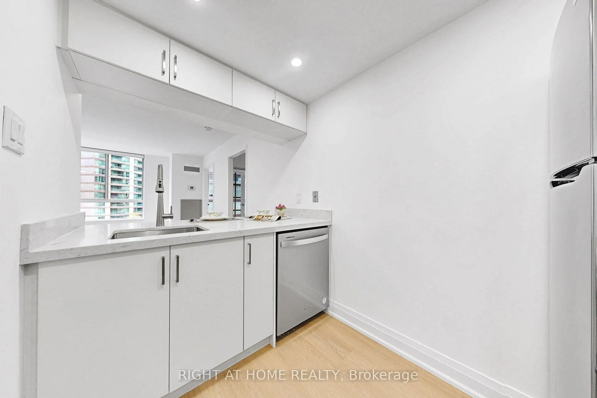 44 Gerrard Street W #909