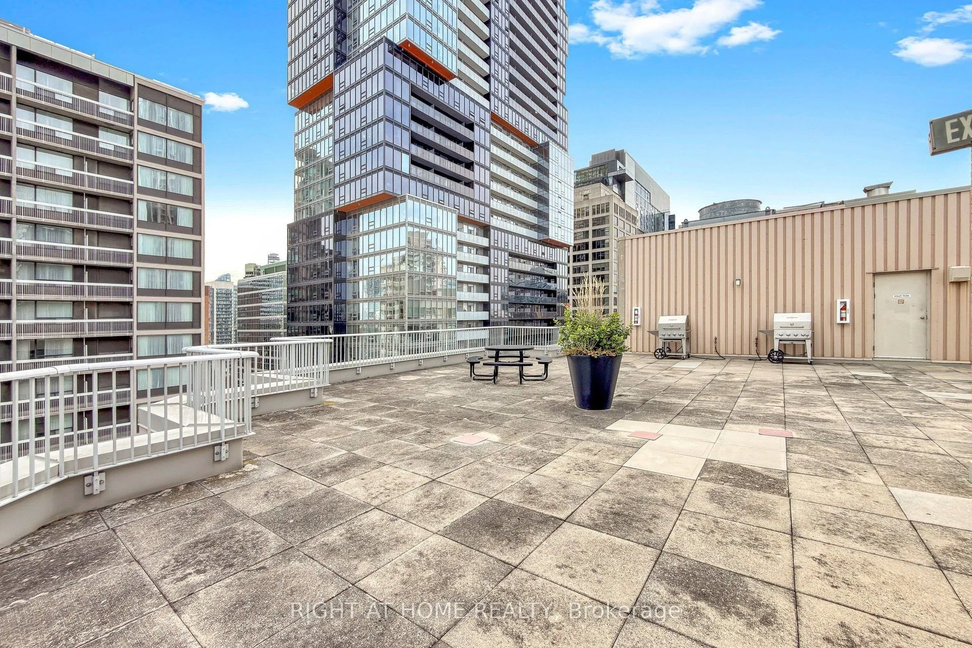 44 Gerrard Street W #909