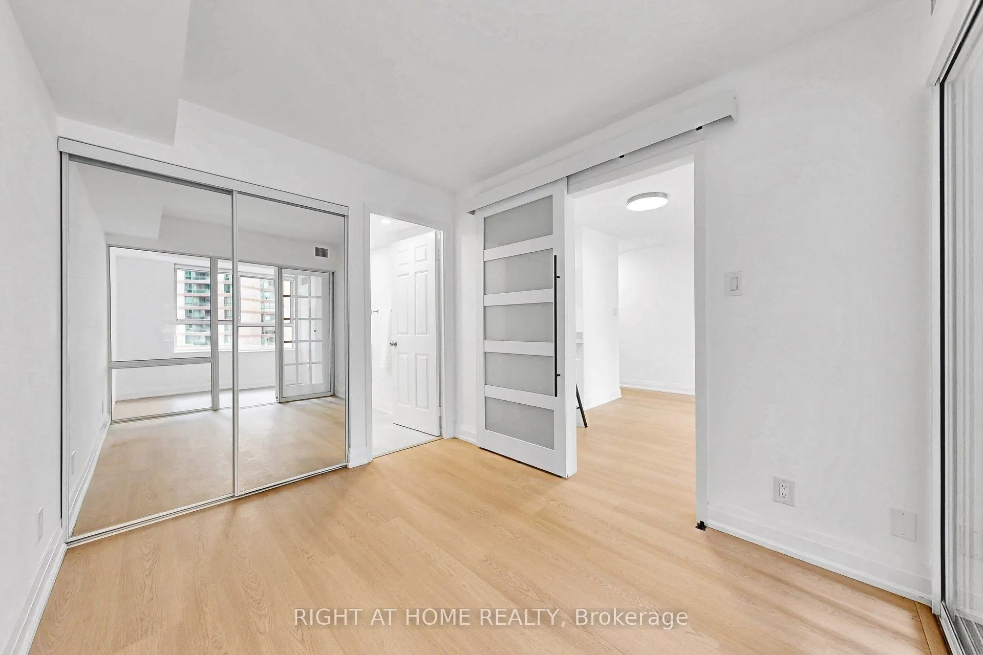 44 Gerrard Street W #909