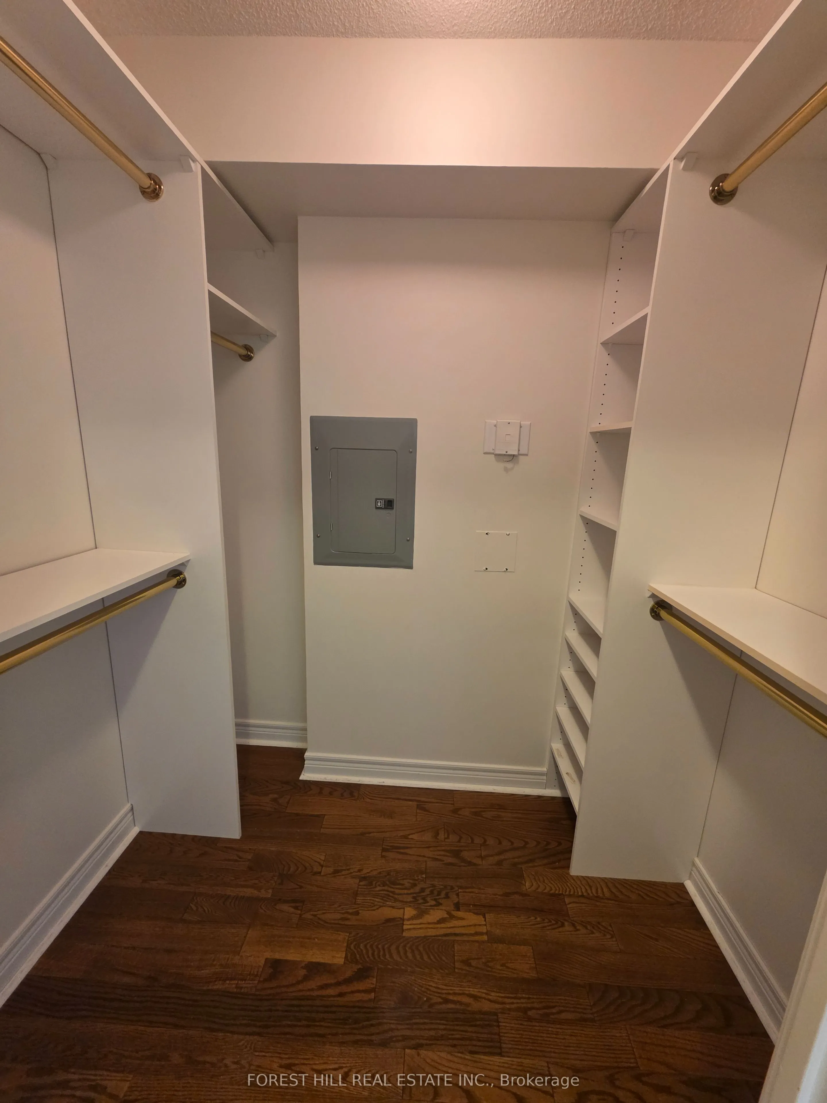 89 Skymark Drive #609