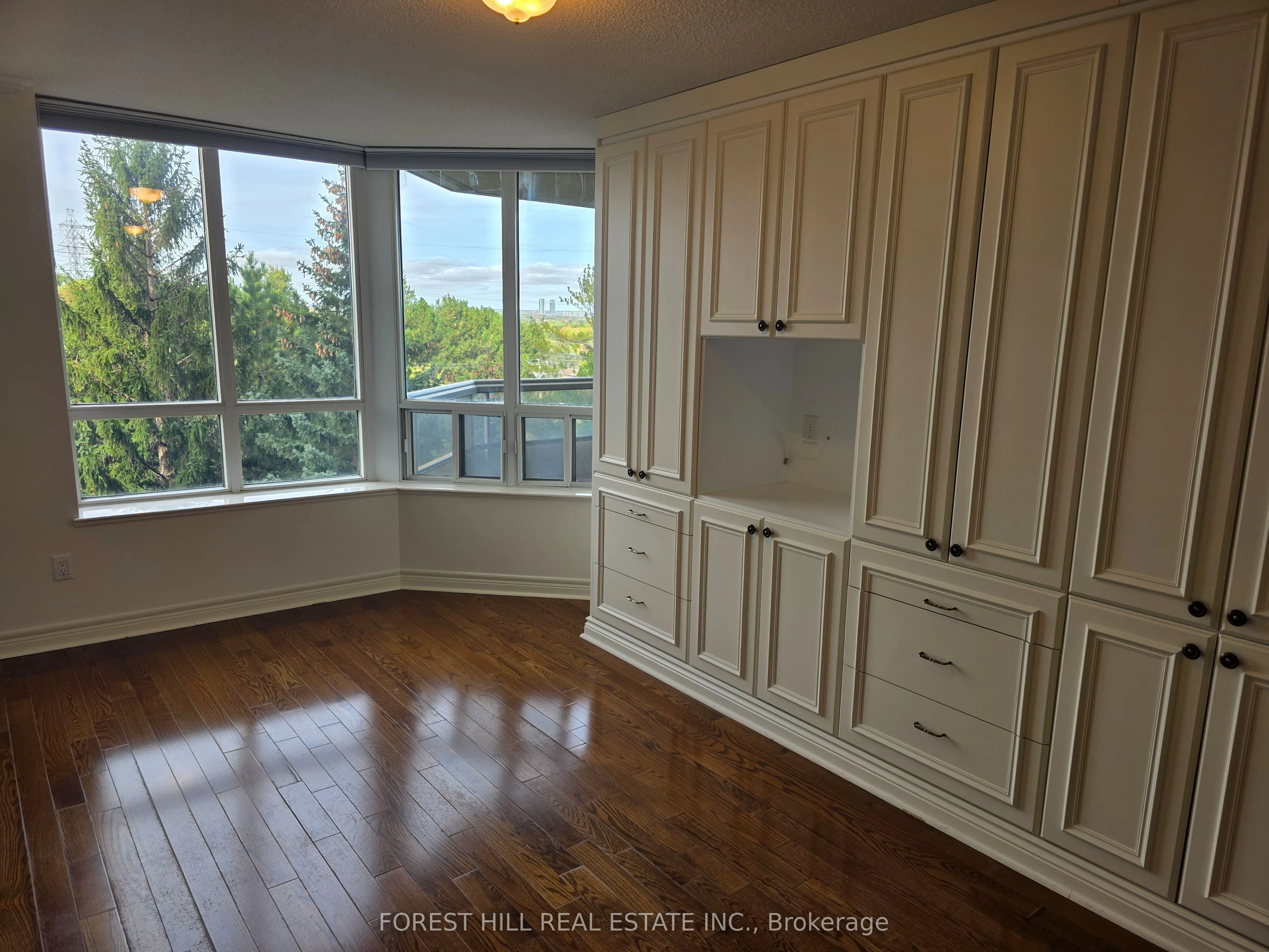89 Skymark Drive #609