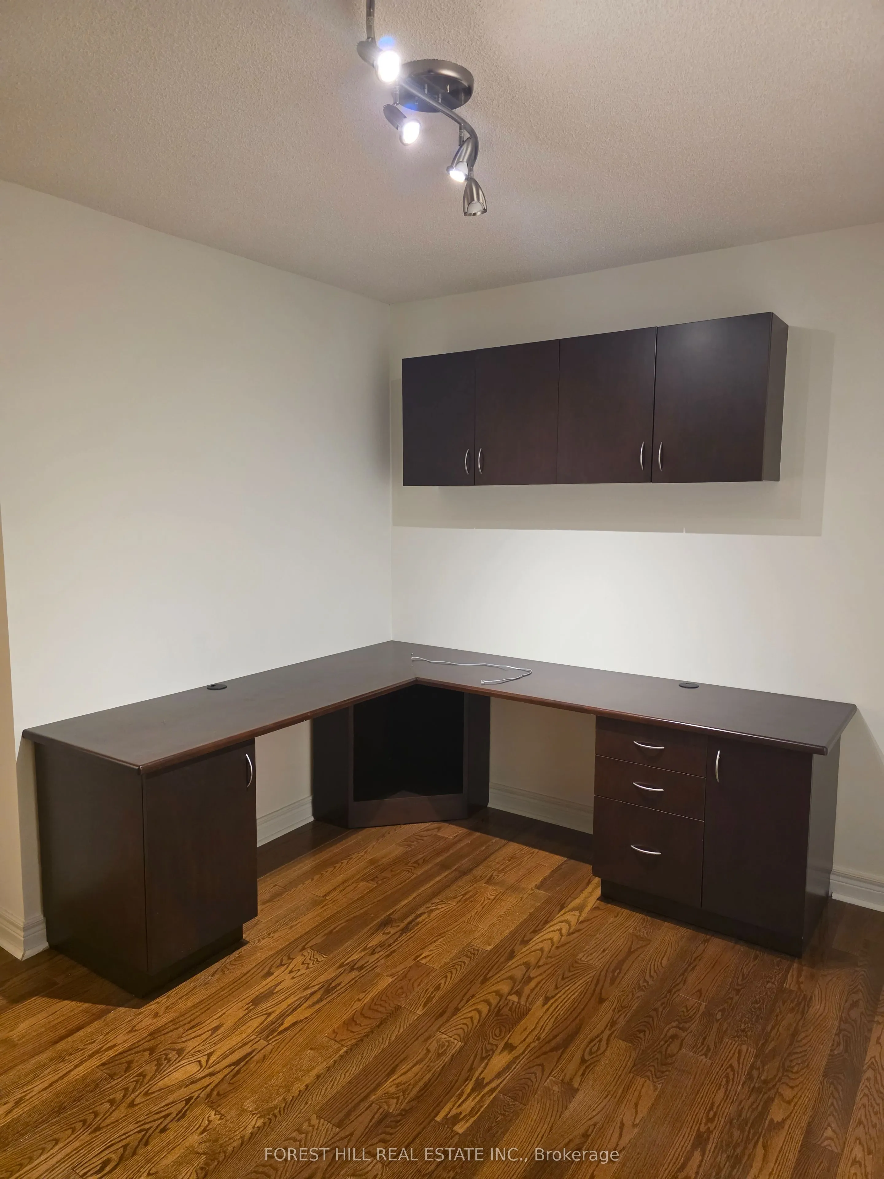 89 Skymark Drive #609