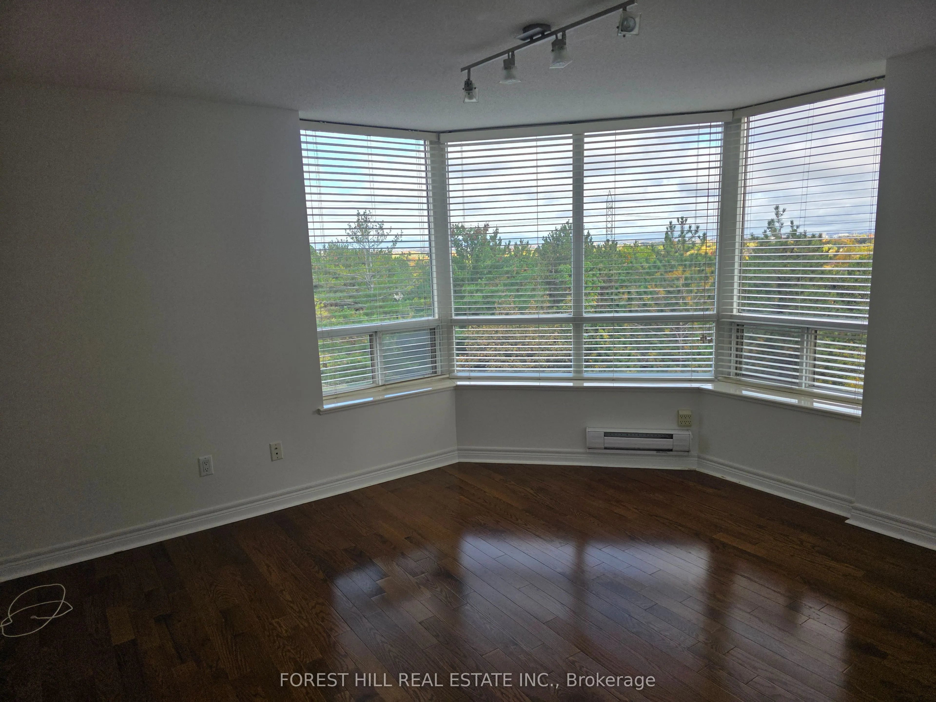 89 Skymark Drive #609