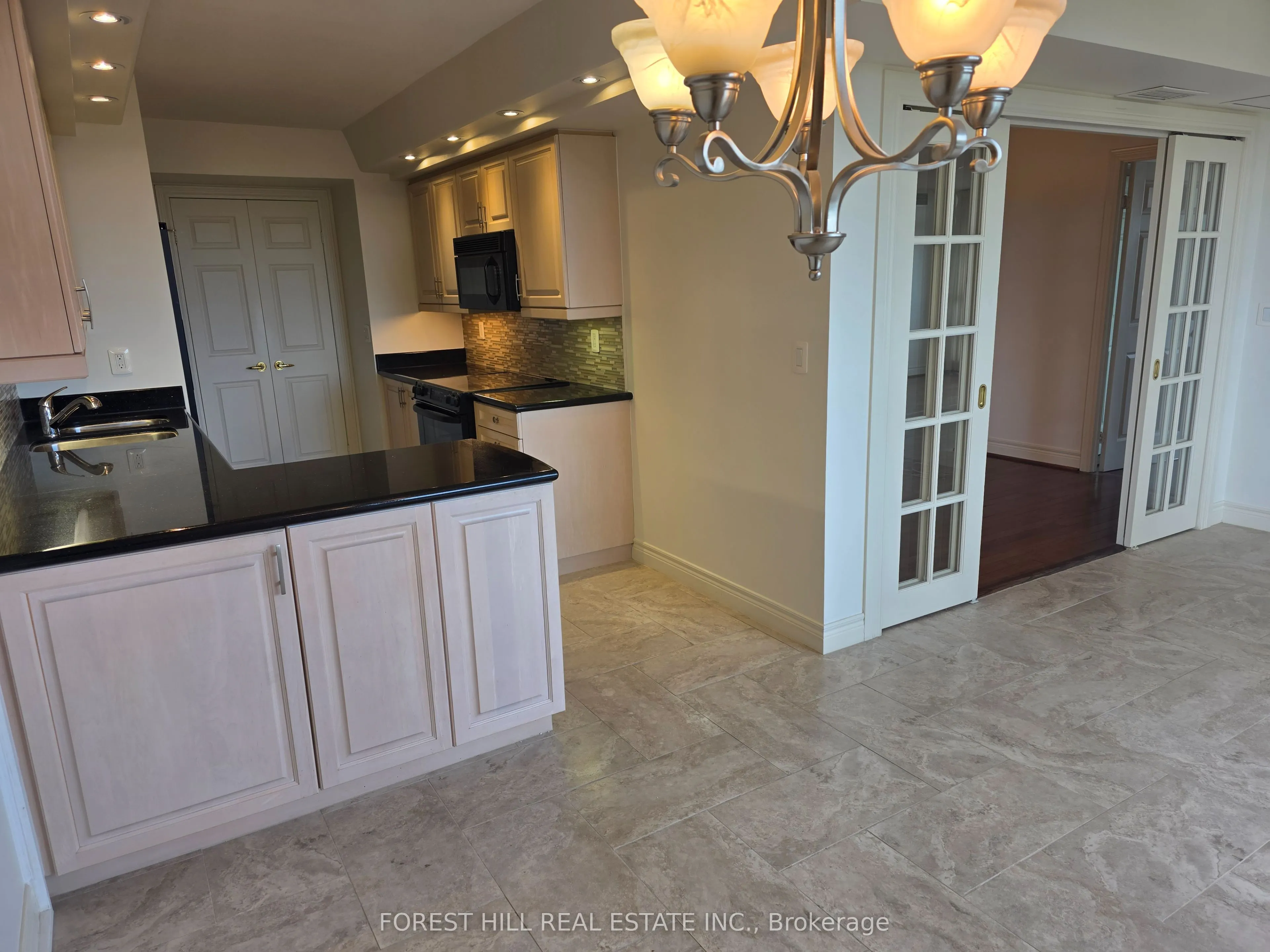 89 Skymark Drive #609