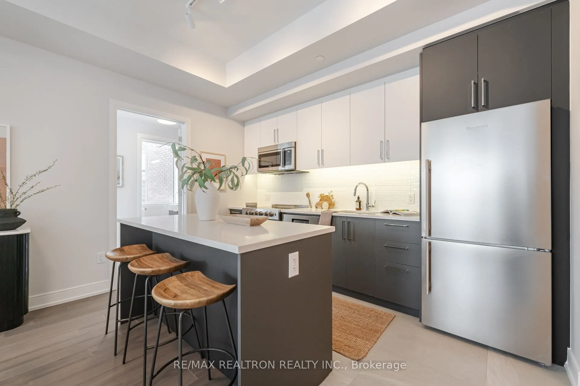 664 Spadina Avenue #606
