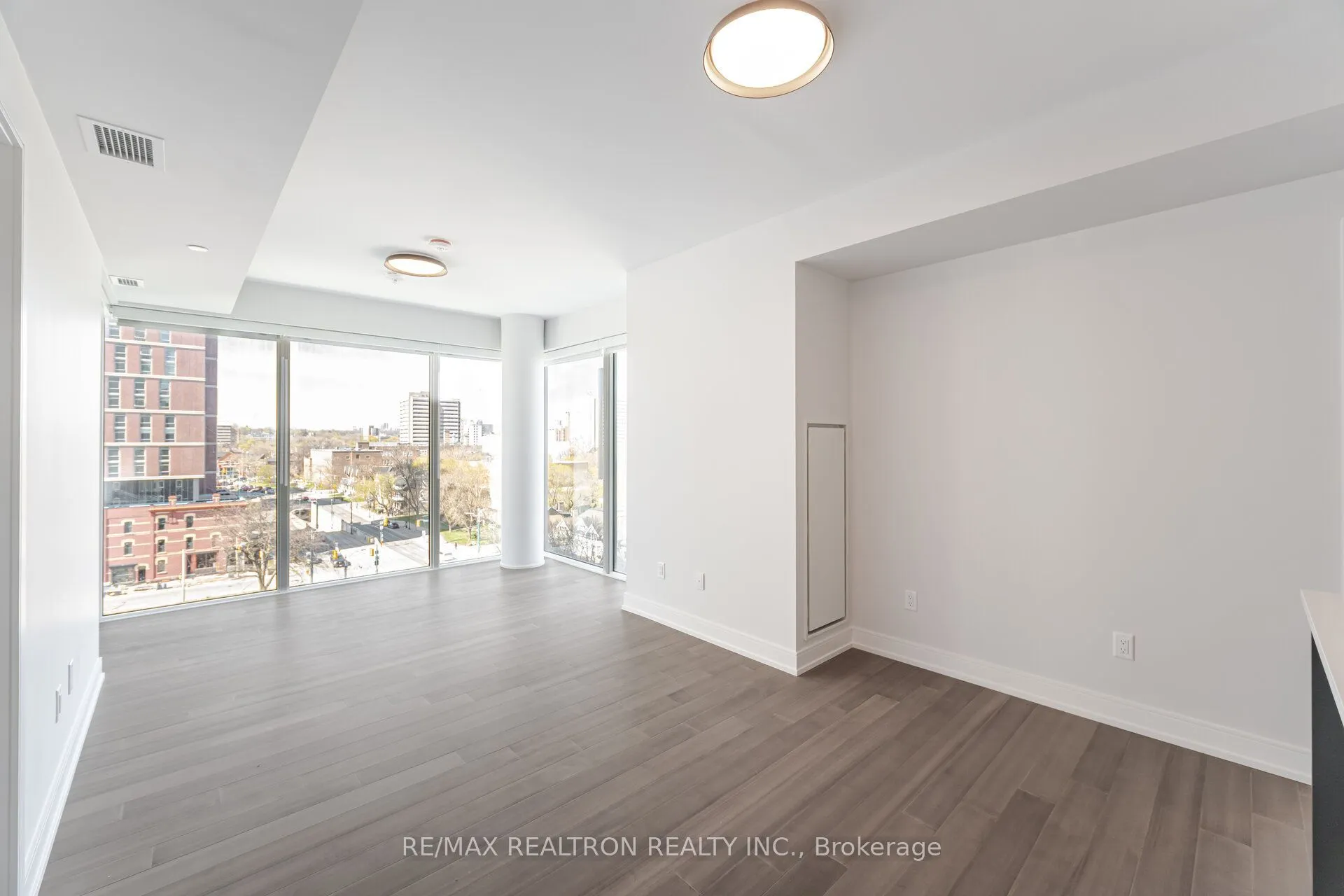 664 Spadina Avenue #606
