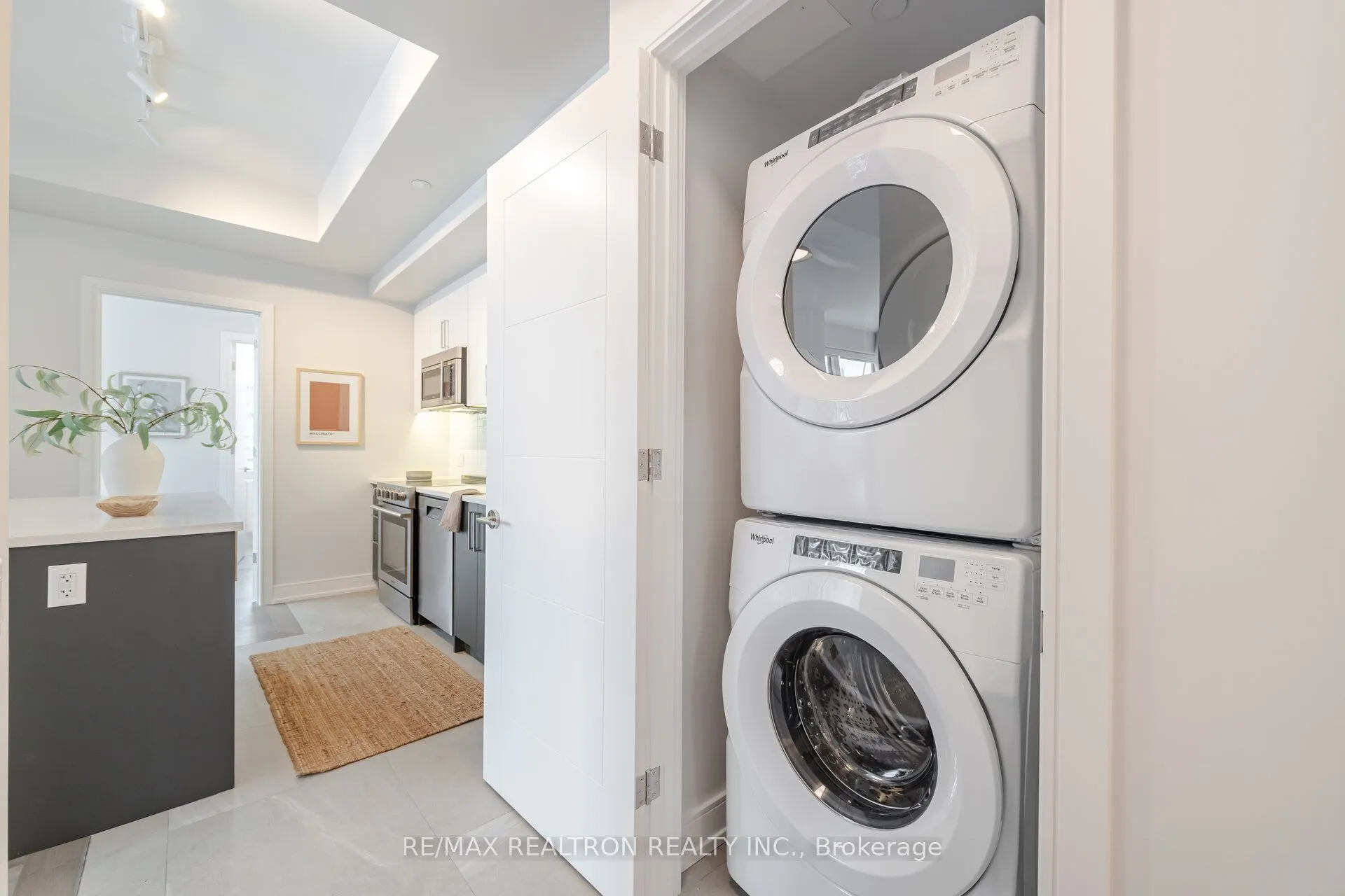 664 Spadina Avenue #606