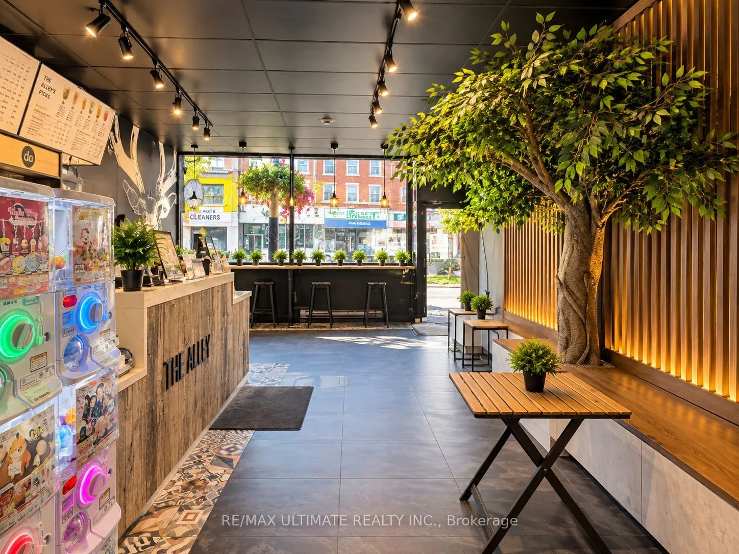 621 BLOOR Street W