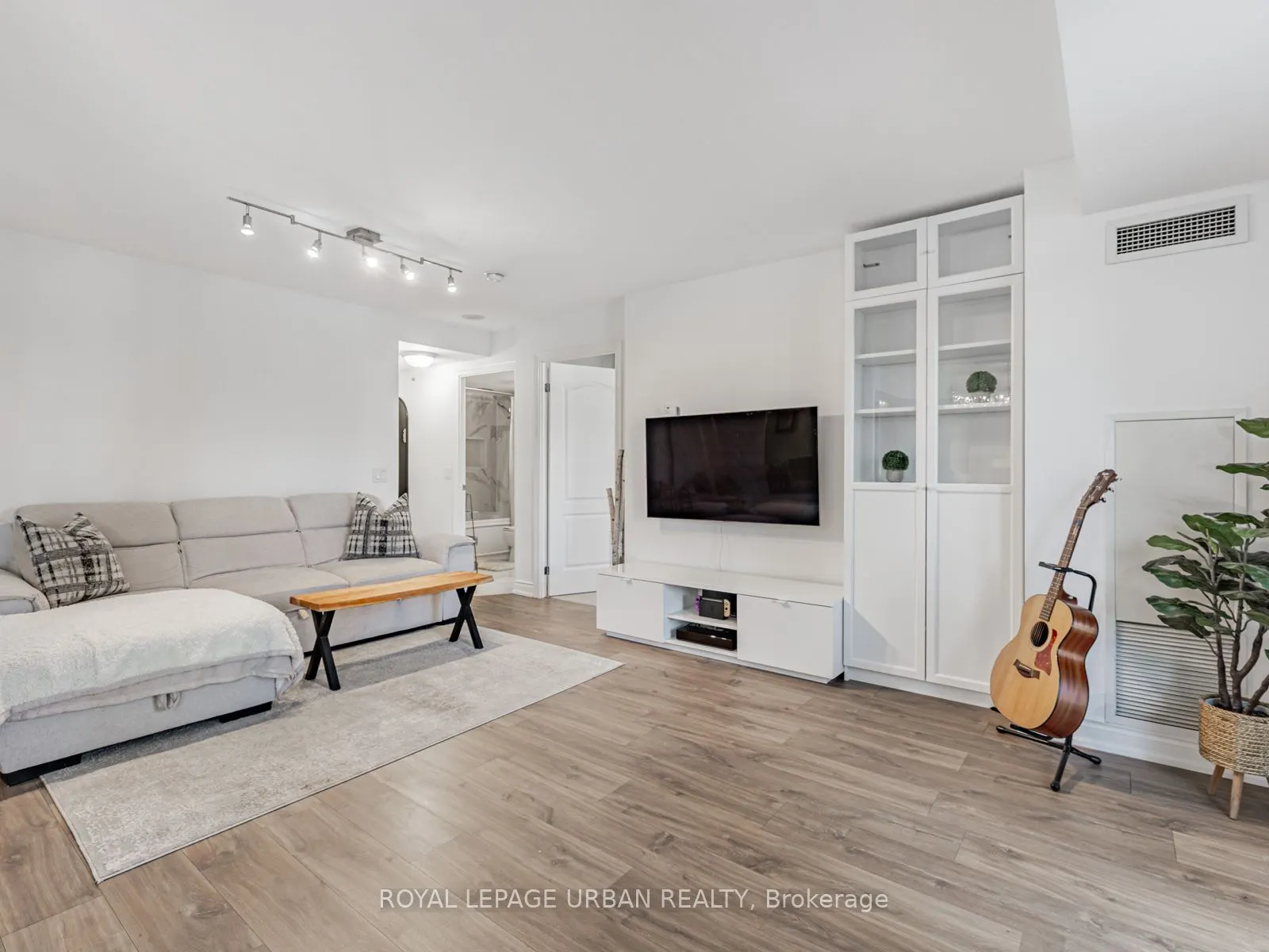 1103 Leslie Street #202