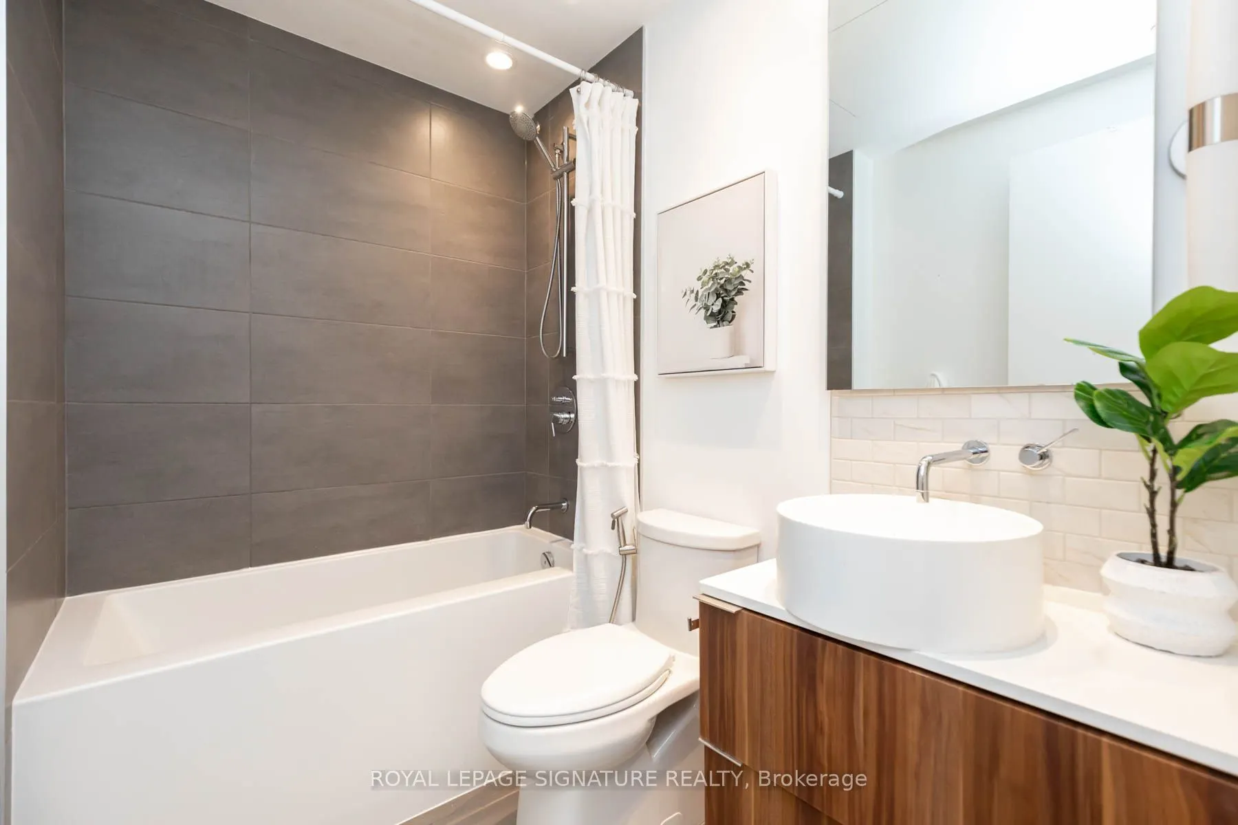 185 Roehampton Avenue #2805