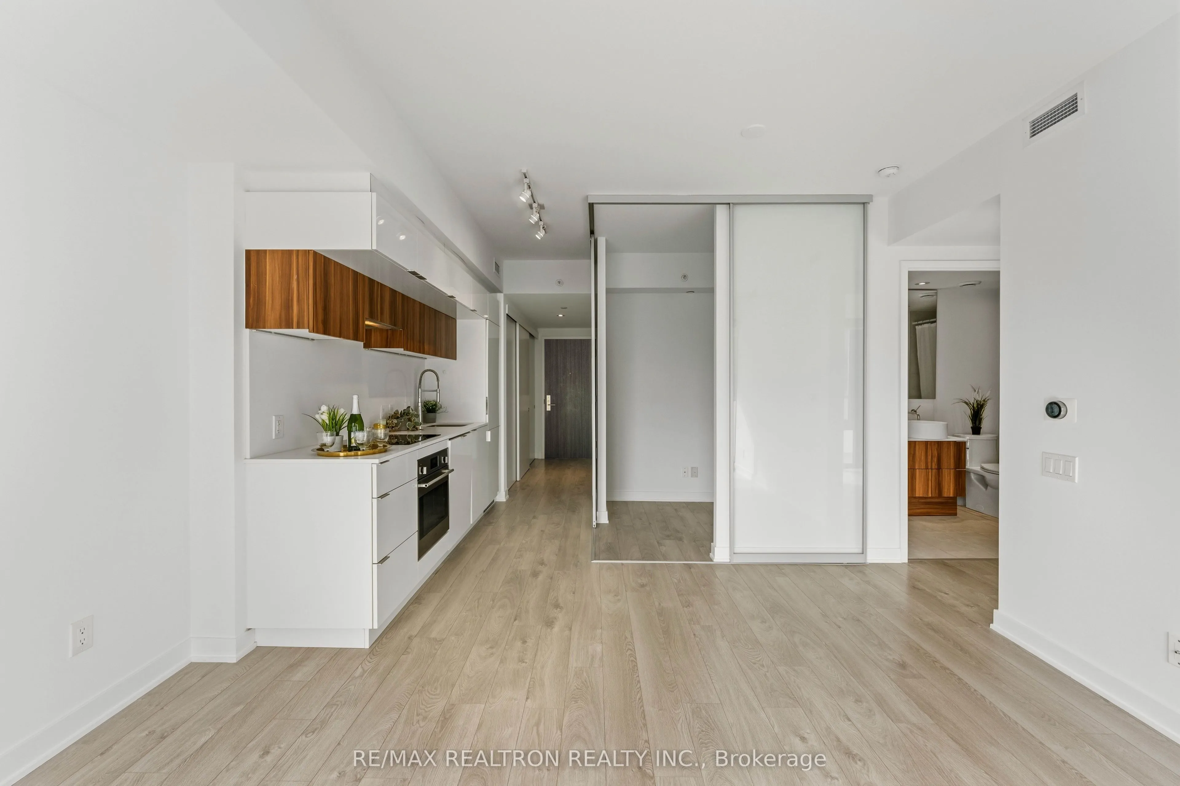 185 Roehampton Avenue #510
