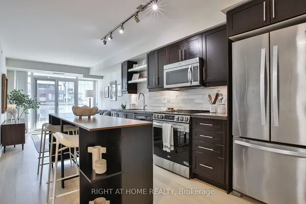 525 Adelaide Street W