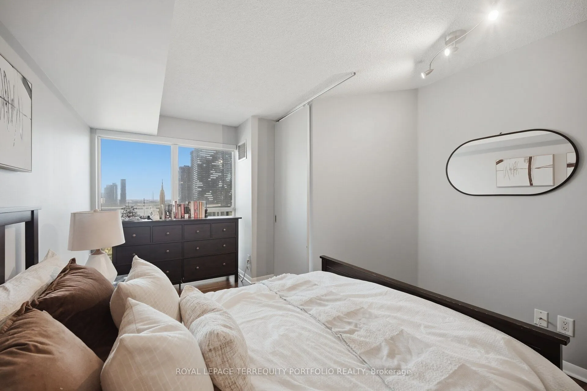18 Yonge Street #1807