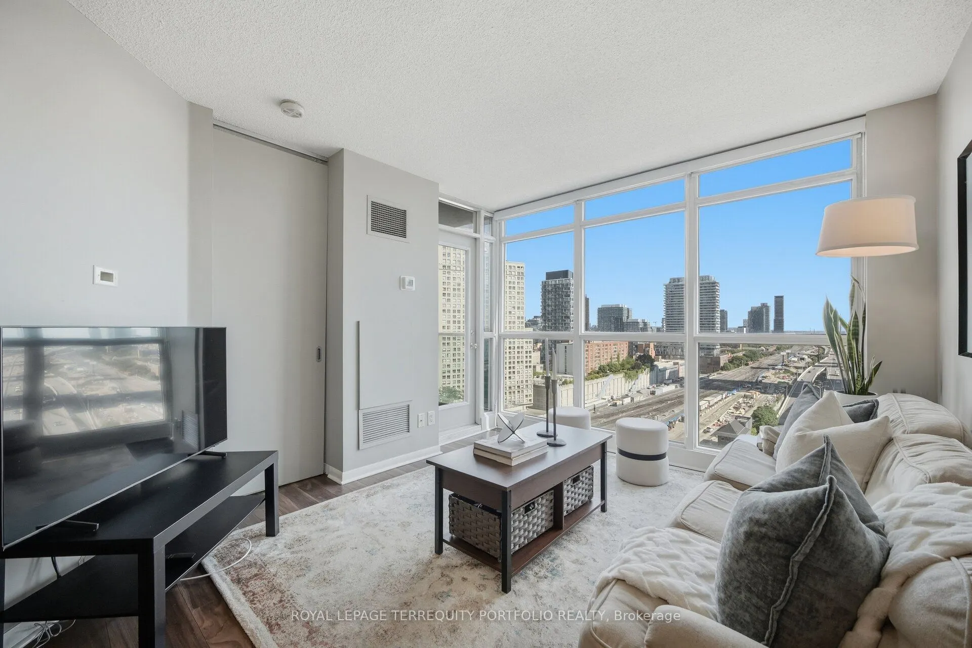 18 Yonge Street #1807