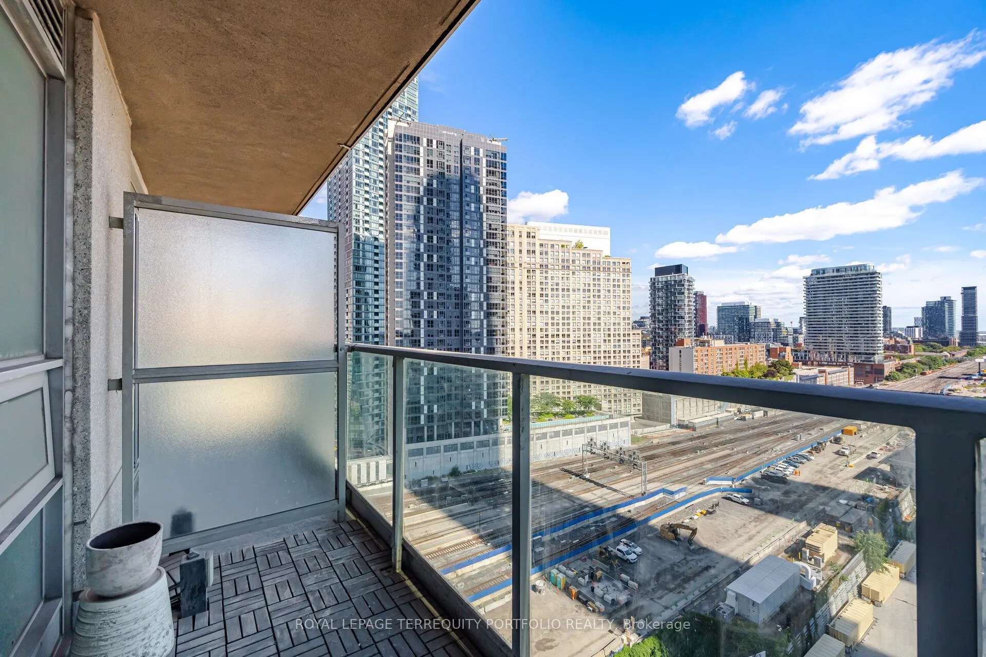 18 Yonge Street #1807